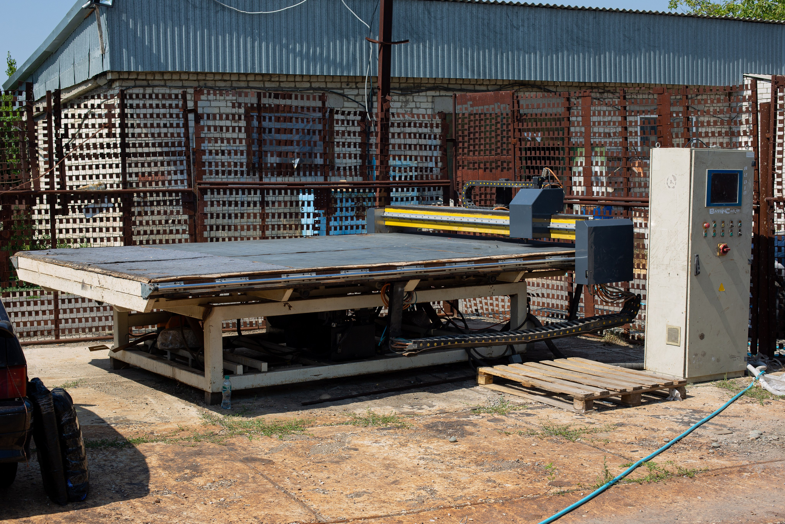 Автоматический стол для прямой и фигурной резки стекла