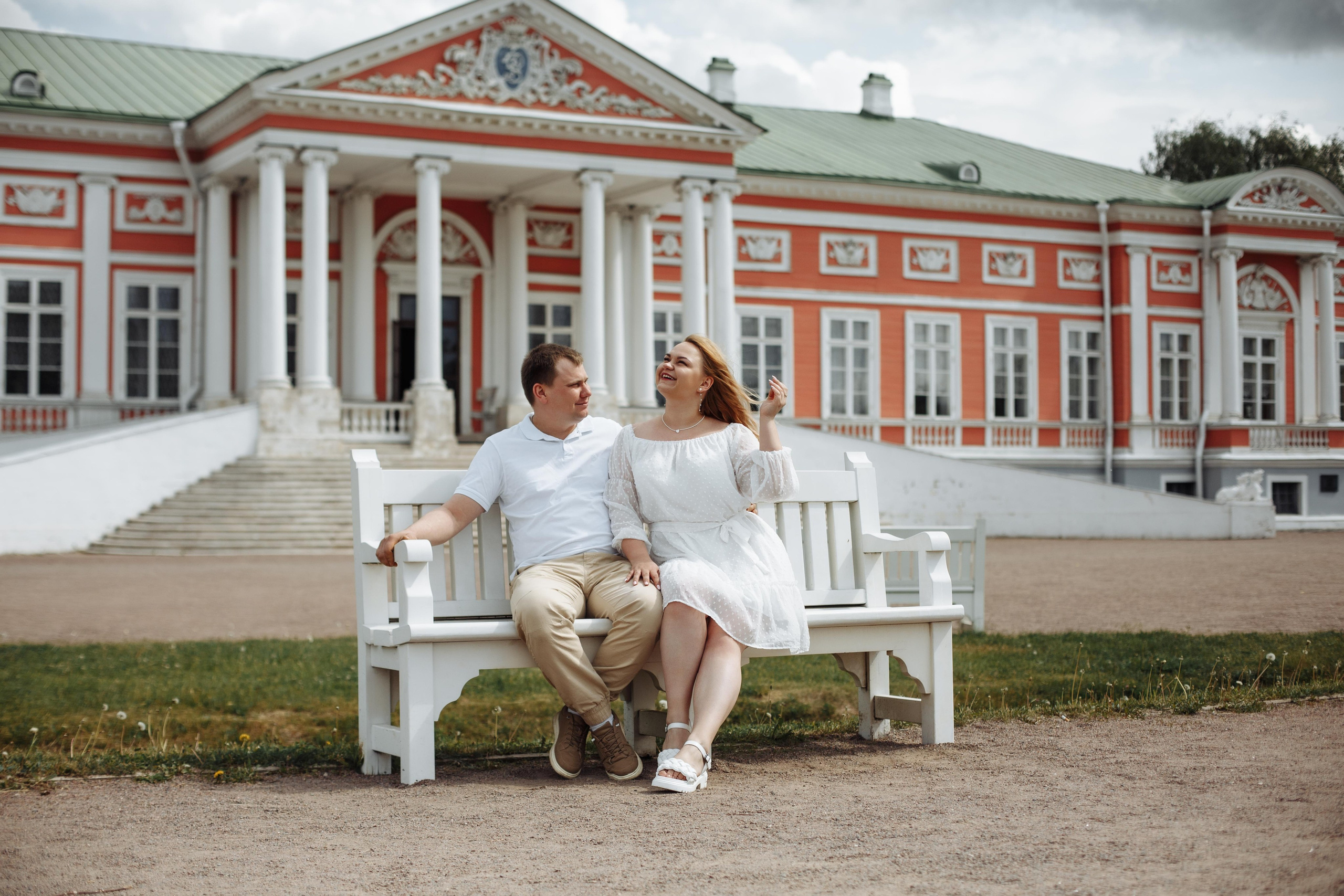 Фотосессия до свадьбы в парке Кусково на фоне главного дворца Шереметьева
