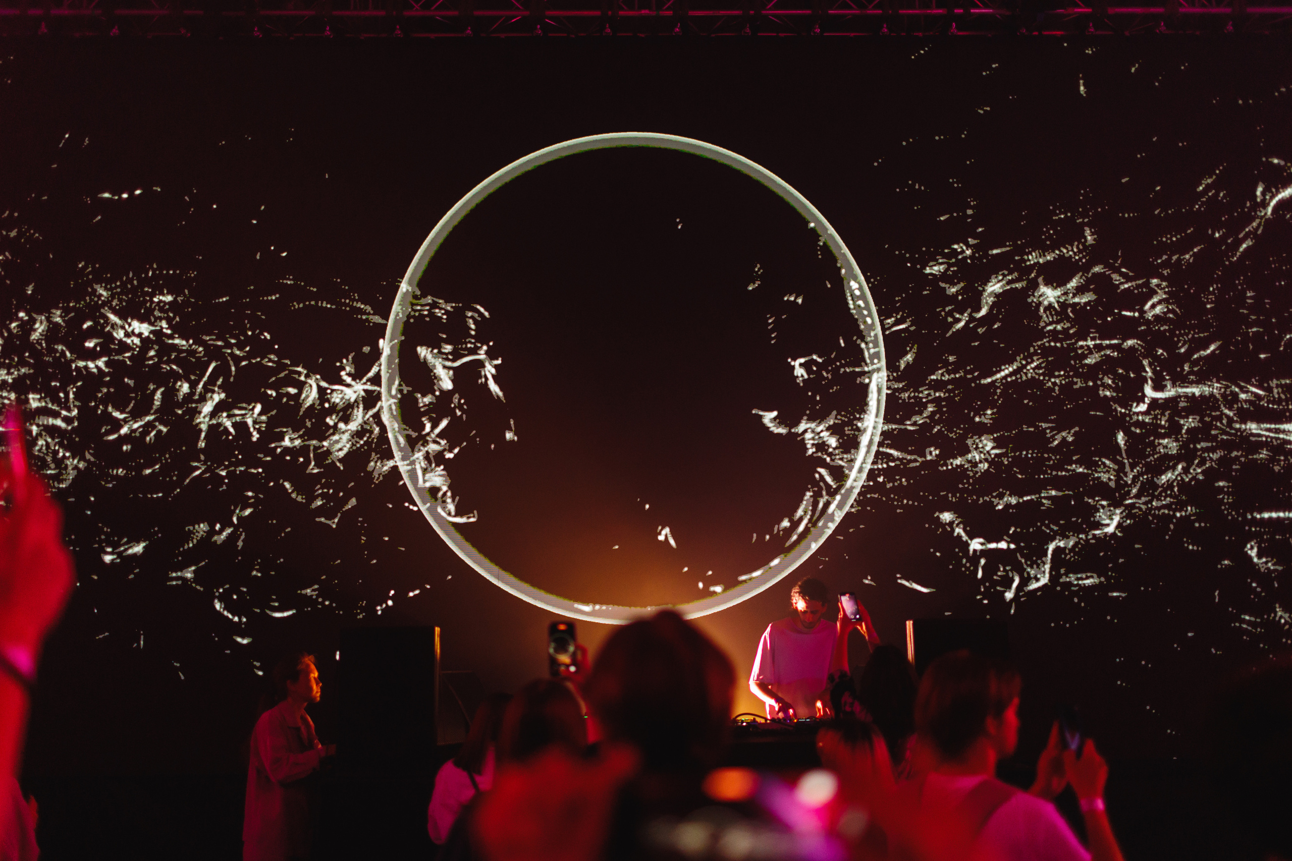 Обзорная съемка инсталляции для SILA SVETA «Навстречу друг другу». Фотограф Чугунов Александр