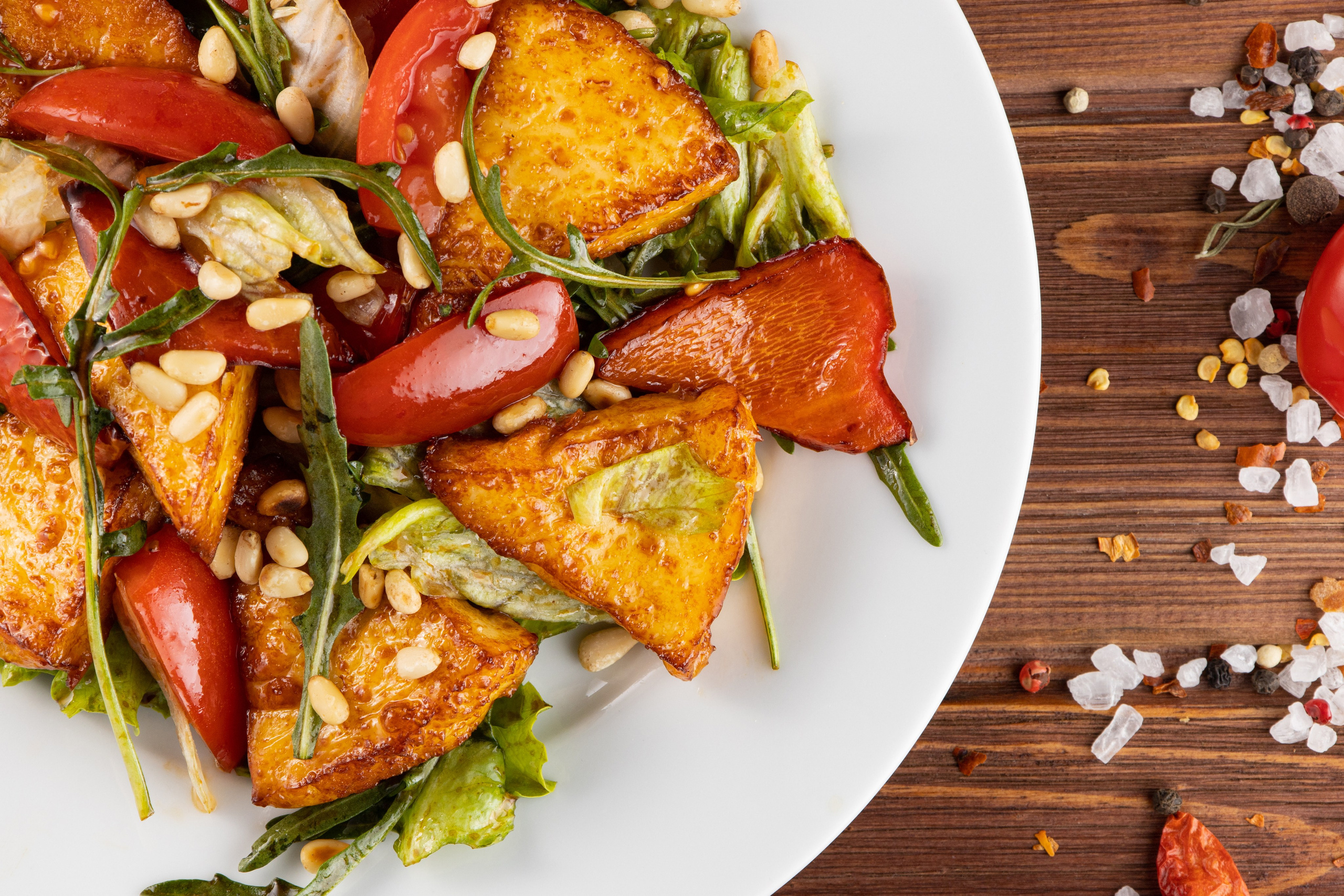 Рекламная фотография салата с жареным сыром для меню