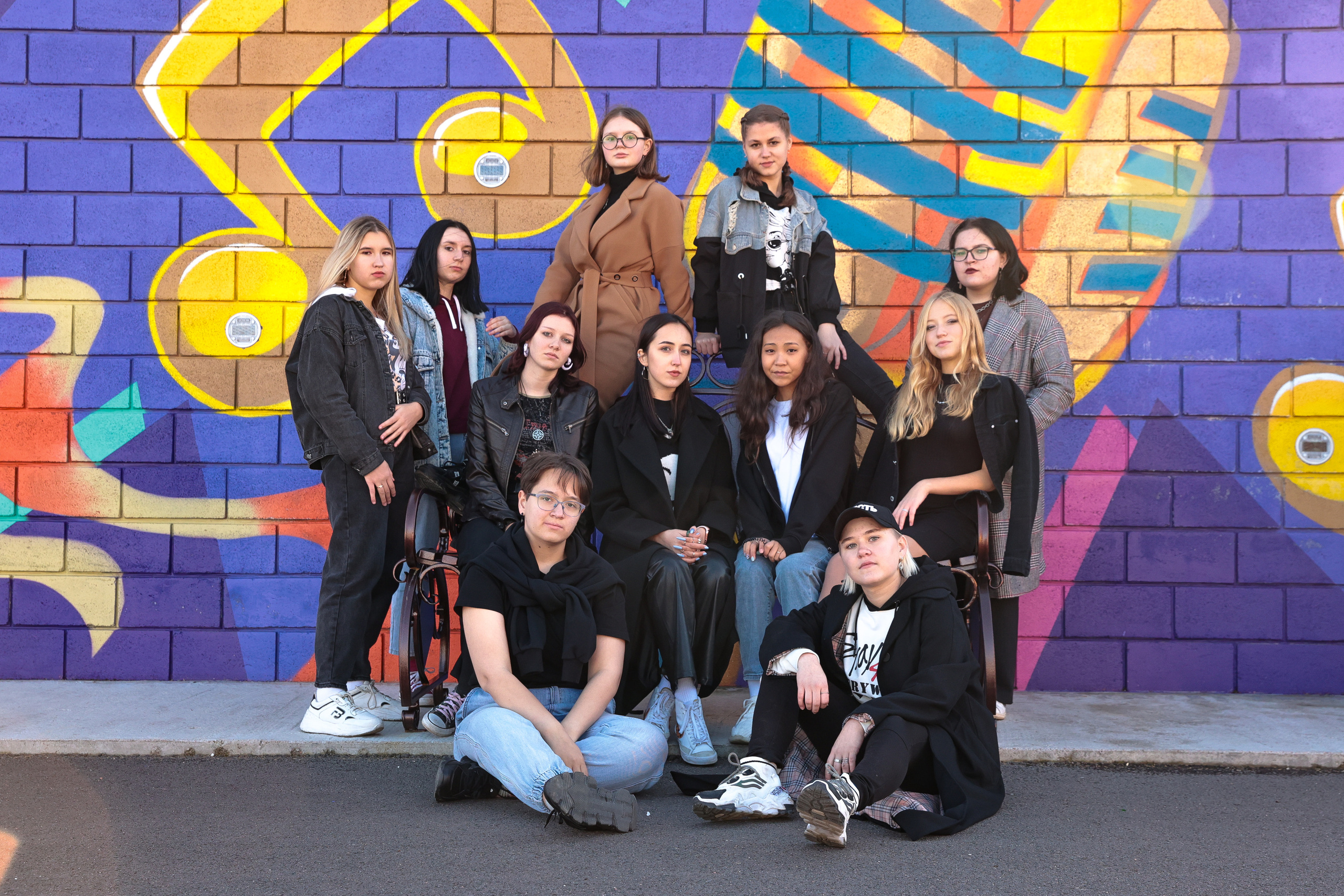 Выпускницы девочки на Взлетке. Школьники.