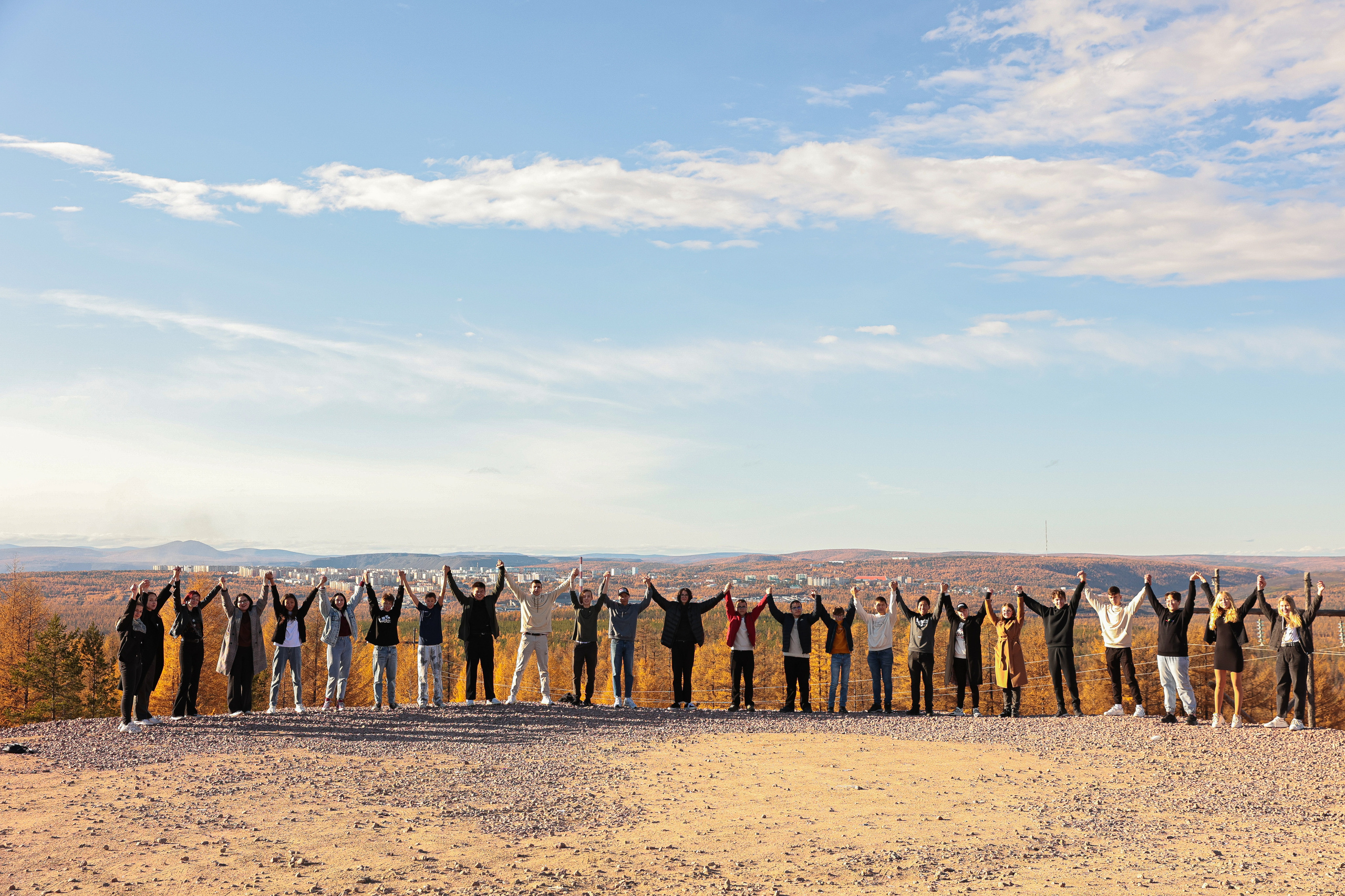 Выпускники на смотровой площадке города Нерюнгри. Школьники.