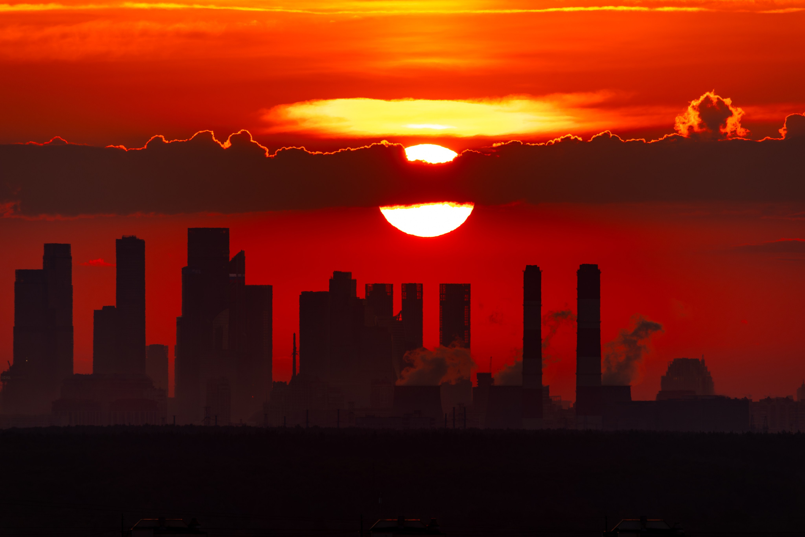 Красивый яркий рассвет над Москва Сити