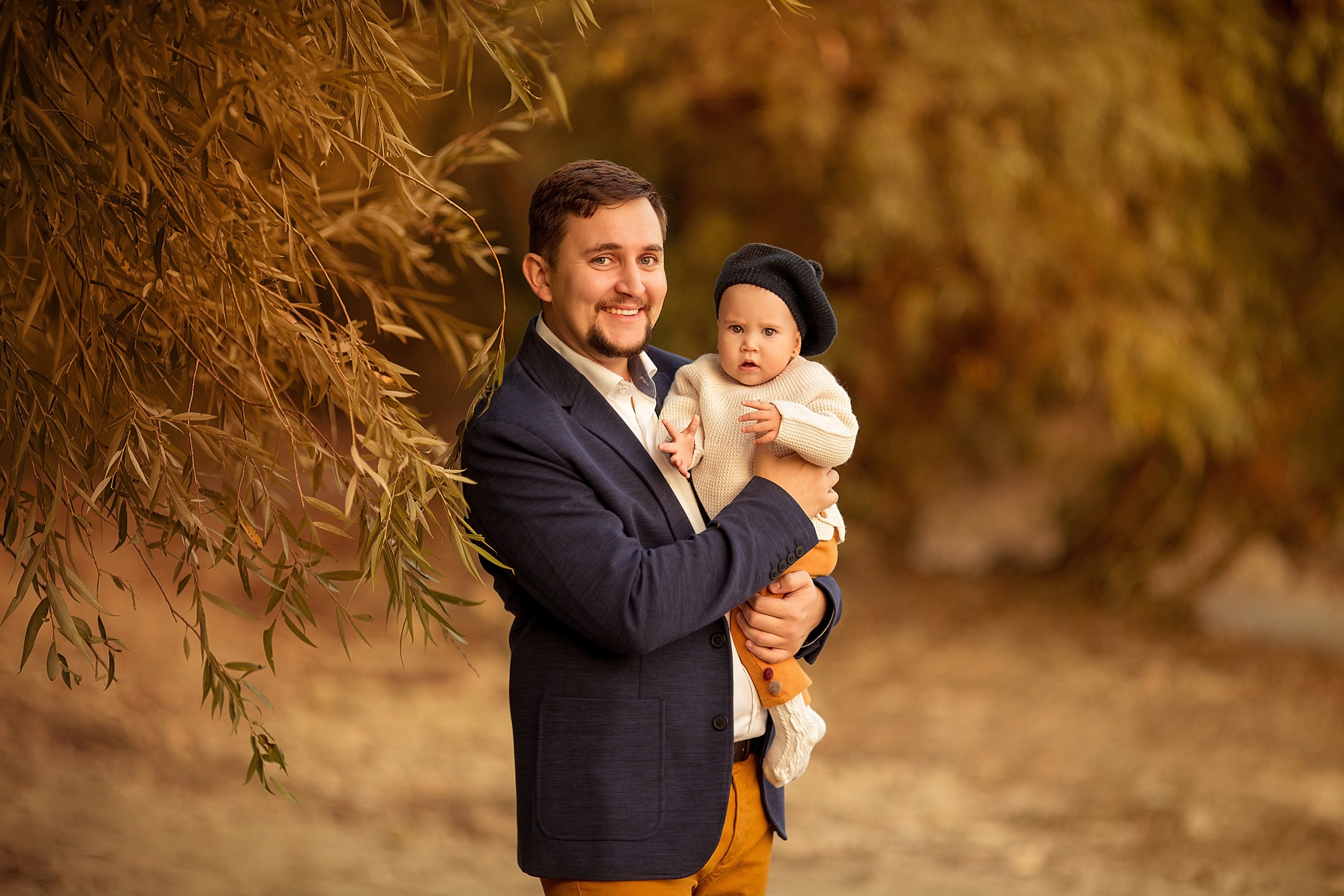 Семейная фотосессия на берегу реки