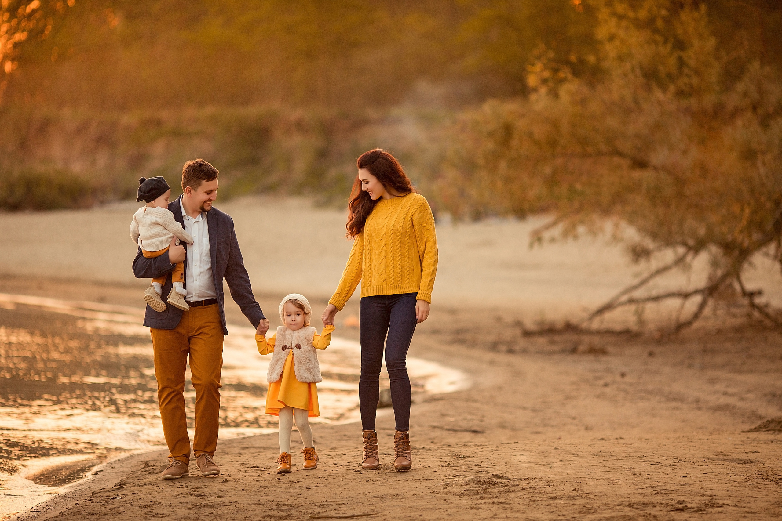 Семейная фотосессия на берегу реки