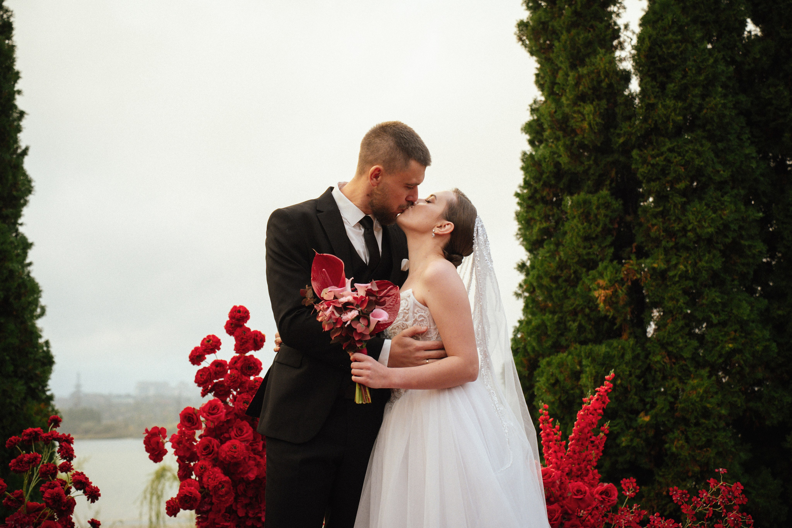 Жених и невеста на церемонии