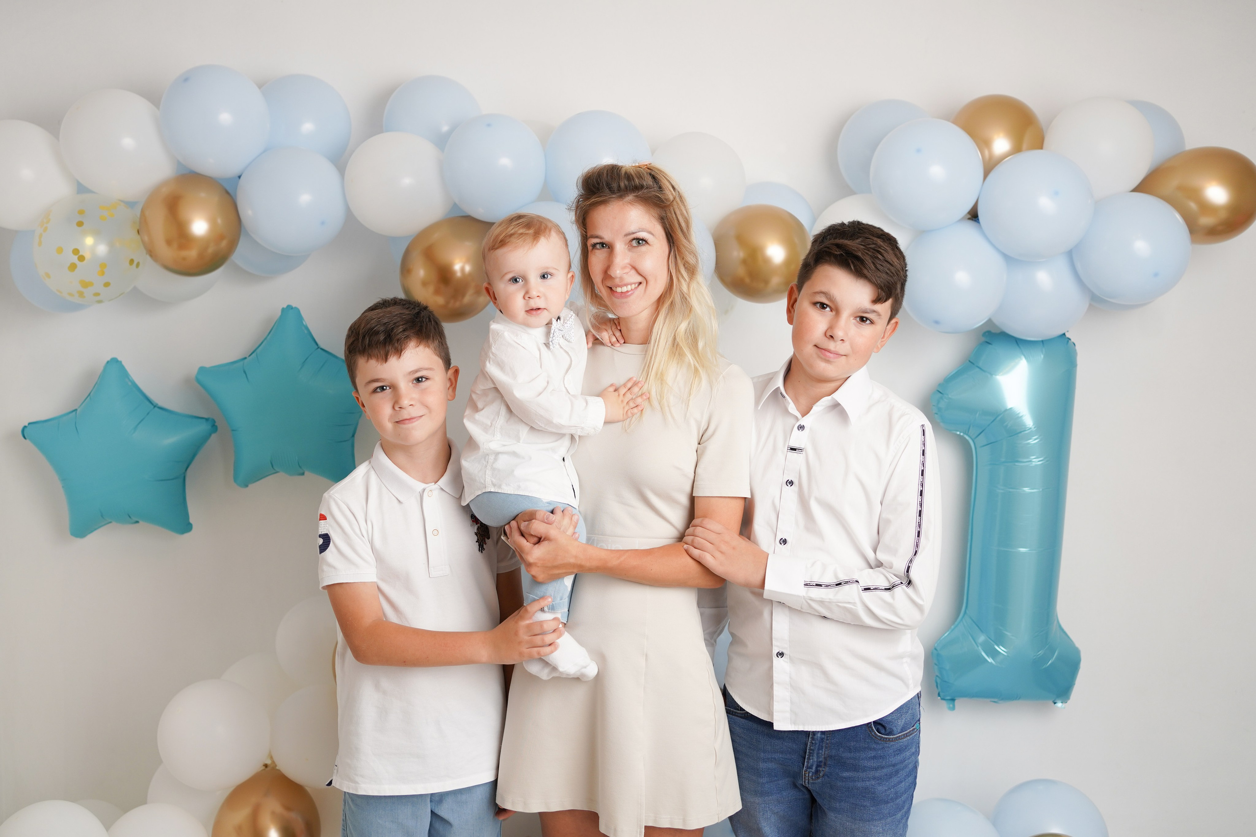 Малыш с родителями и старшими братьями приехал на детскую фотосессию.