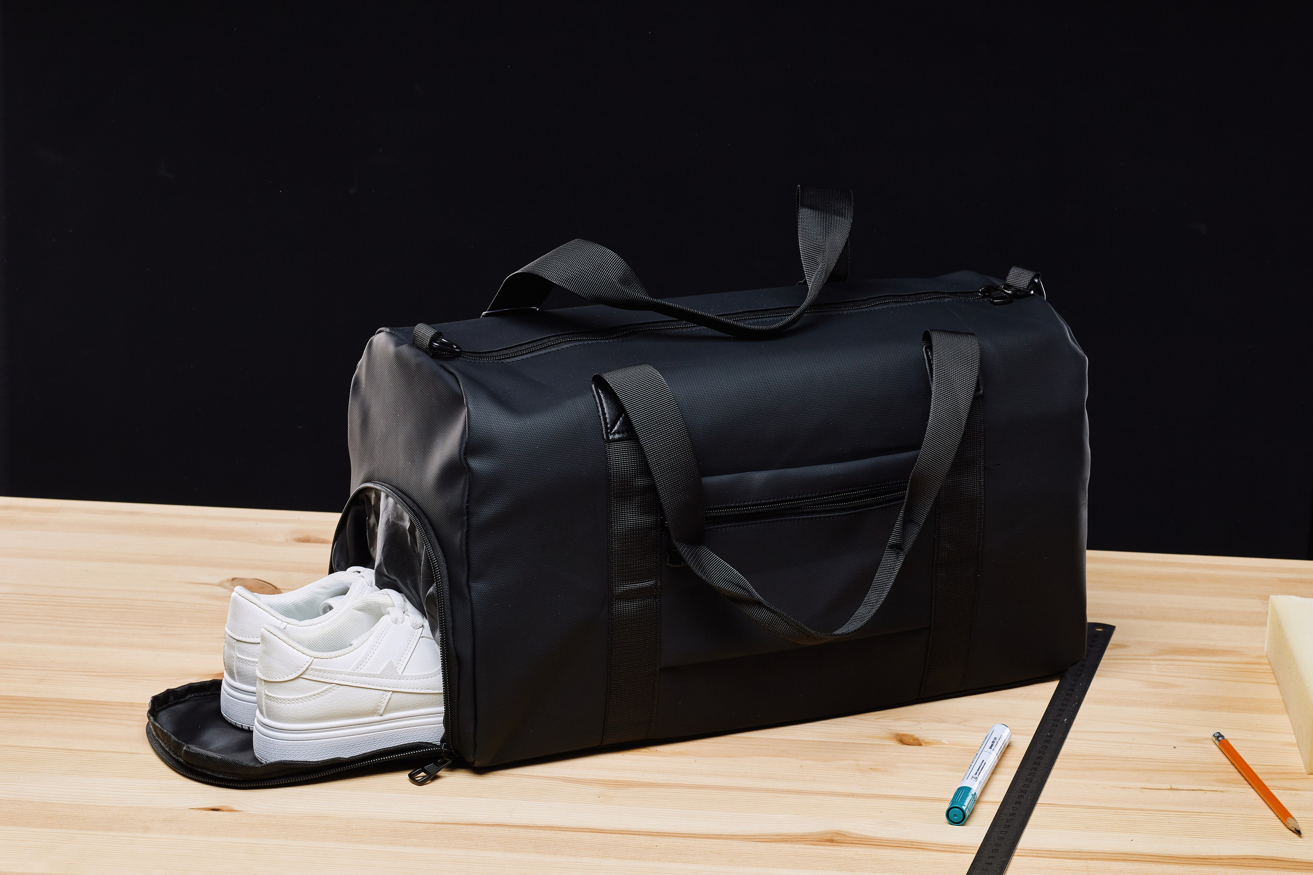 Подготовка товаров перед предметной фотосъемкой. Уютная студия предметной съемки для маркетплейсов в городе Москва