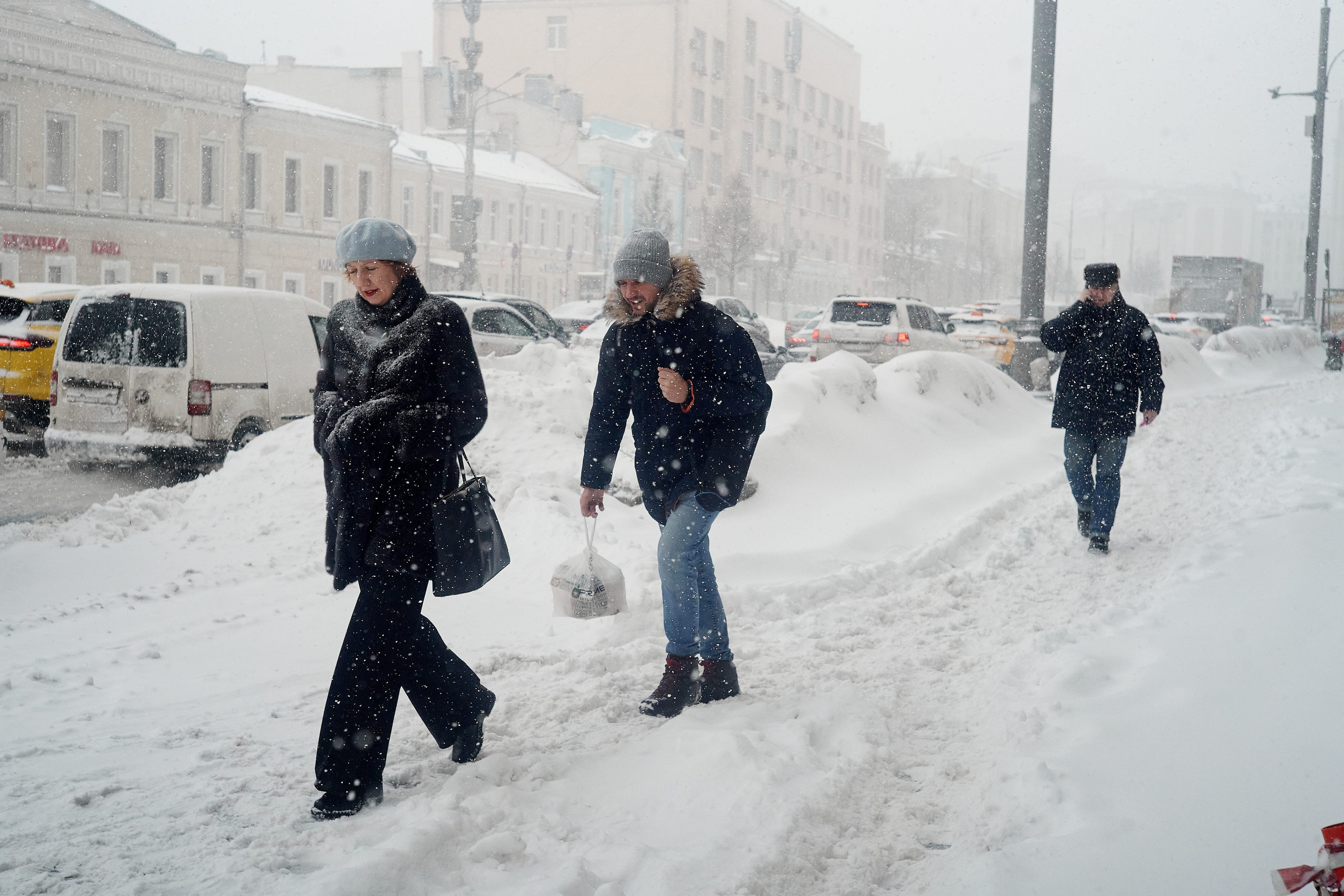 Москвичи пробираются по заснеженным улицам 19 февраля 2026 года