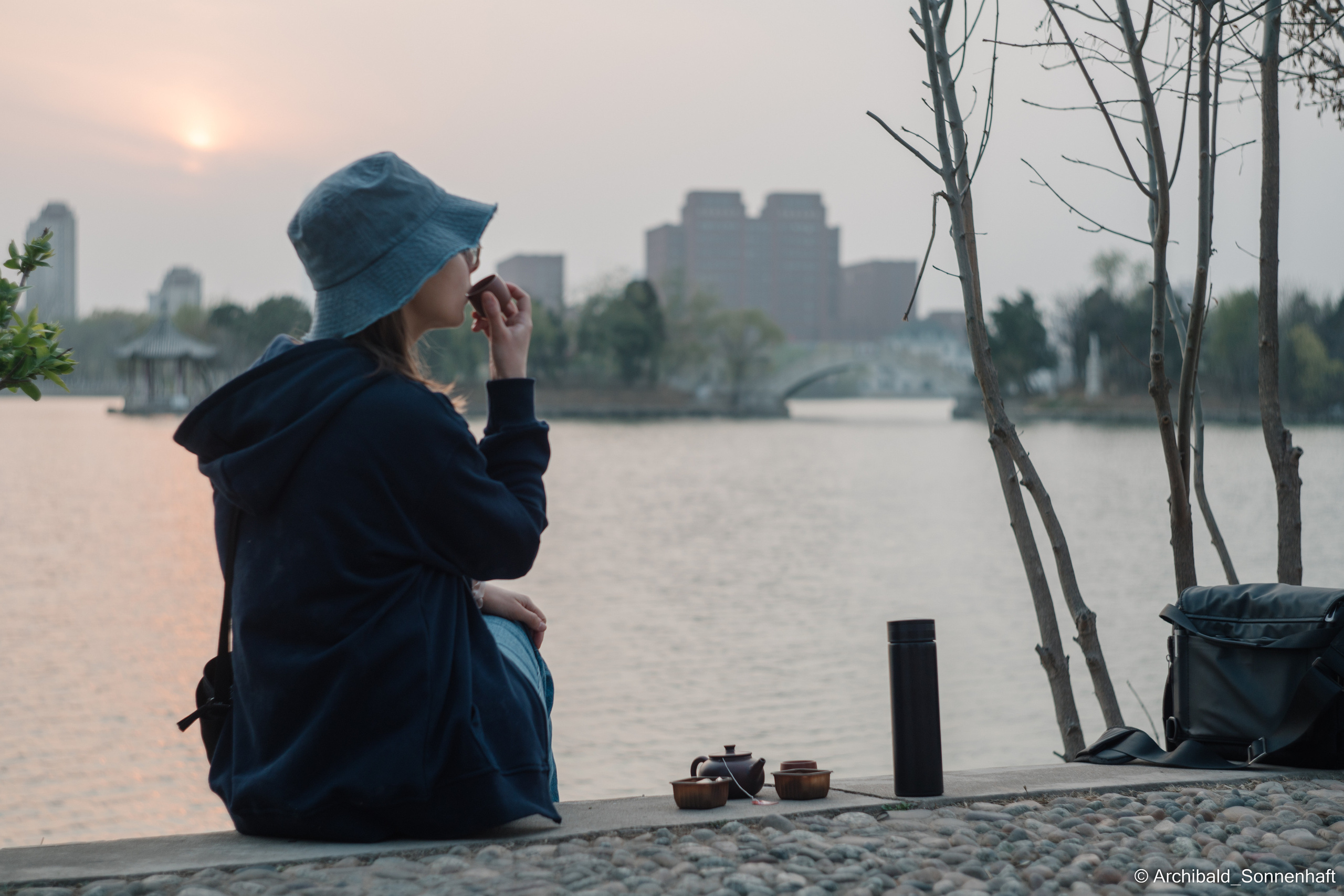 Park, tea and cats. Photographer in Guangzhou, China. Archibald Sonnenhaft