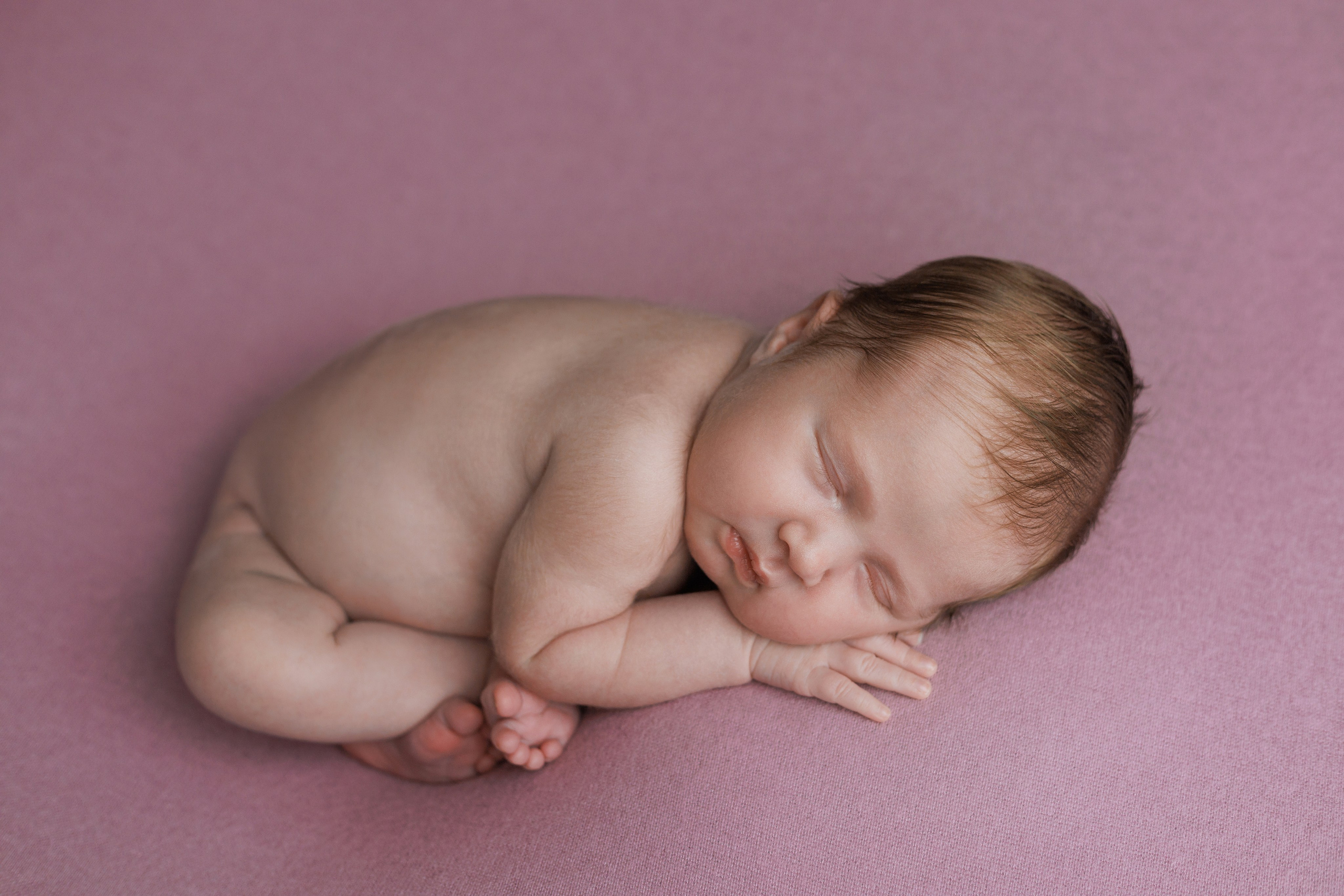 фотография новорожденного малыша в безопасной позировке