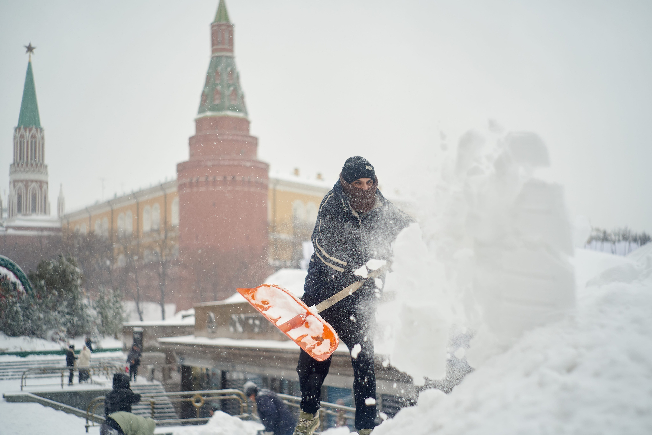 Работники на красной площади расчищают снег. Борьба с снегопадом в Москве 19 февраля 2026 года