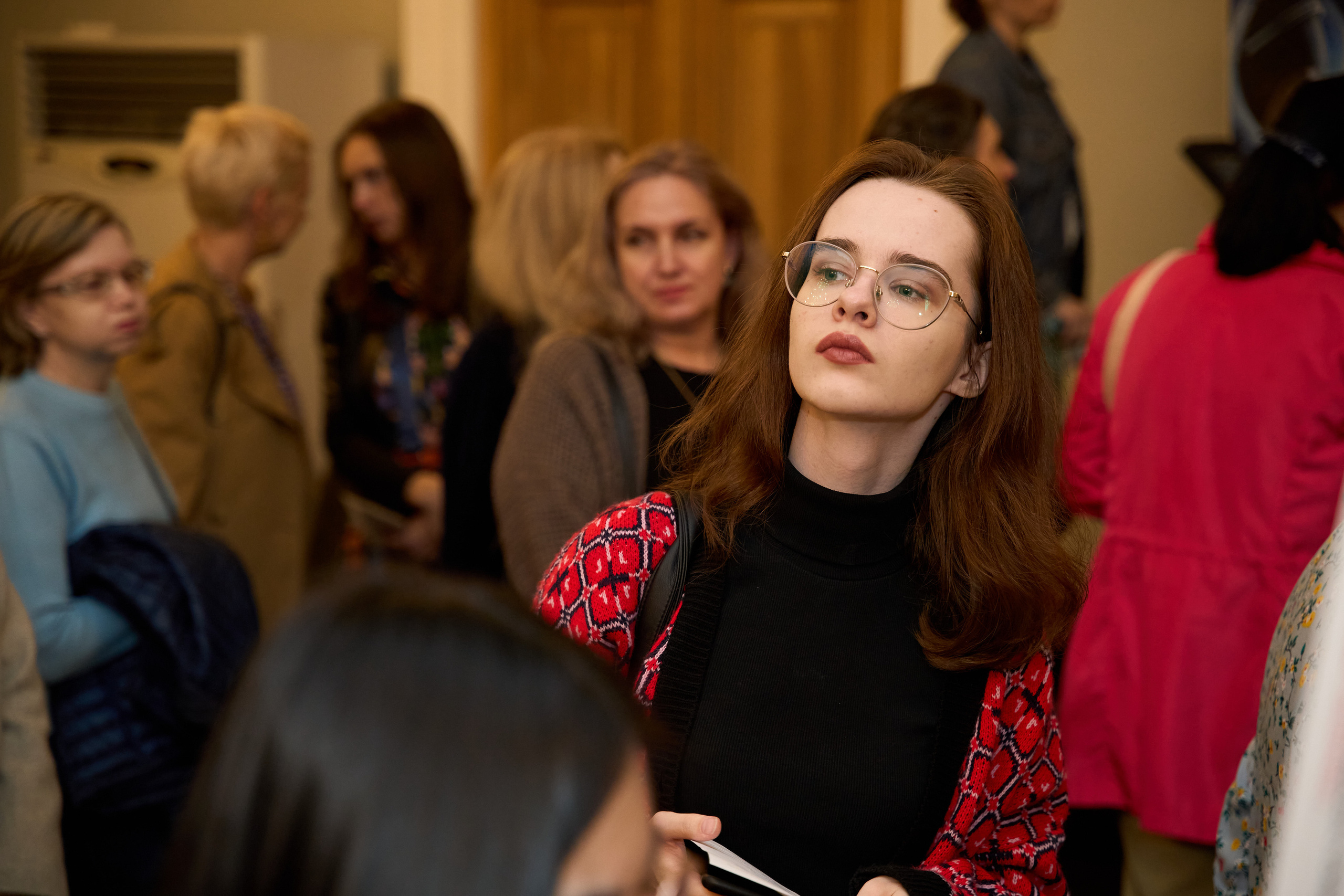 Журналист смотрит  в кадр и задает вопросы участнику фестиваля китайского кино в России 2023