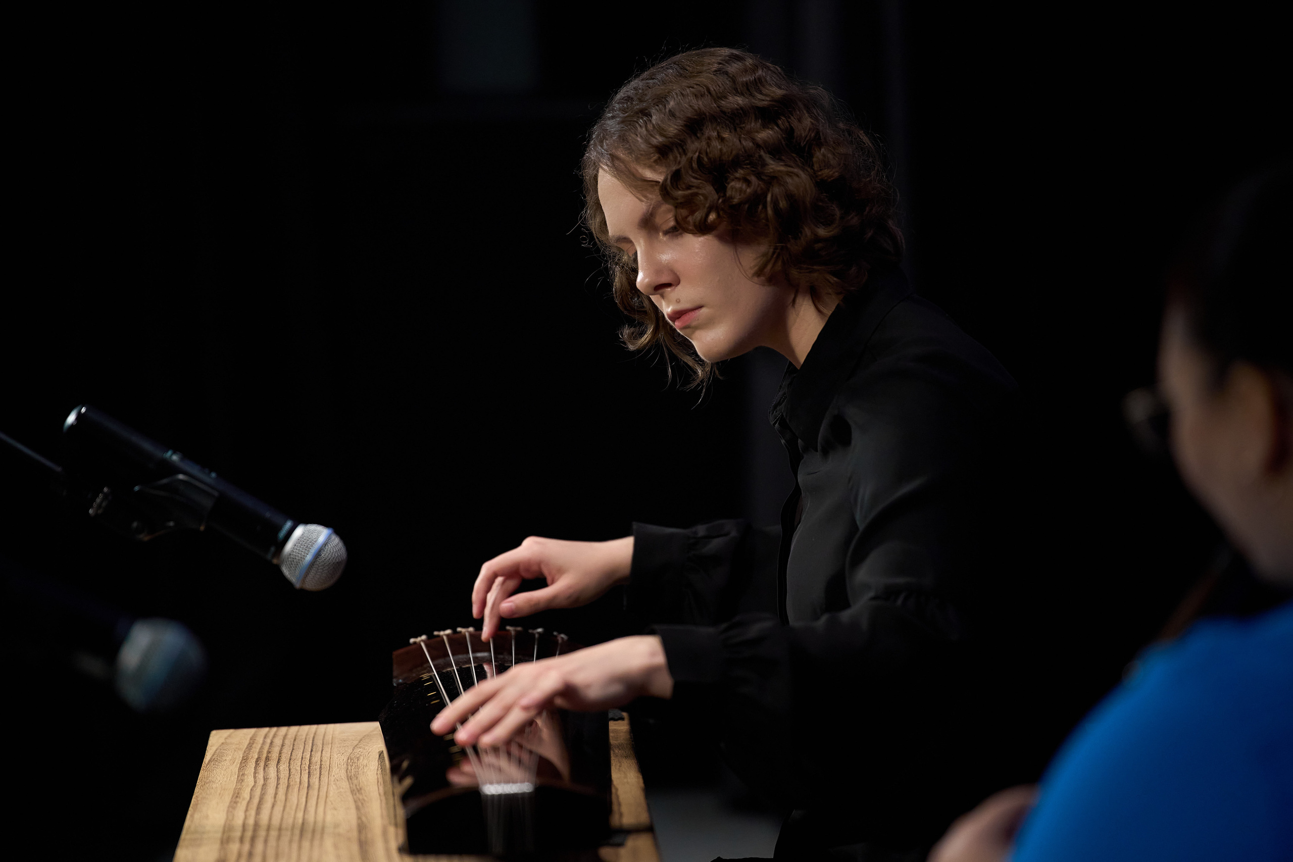 Музыкант на старинном китайском инструменте.