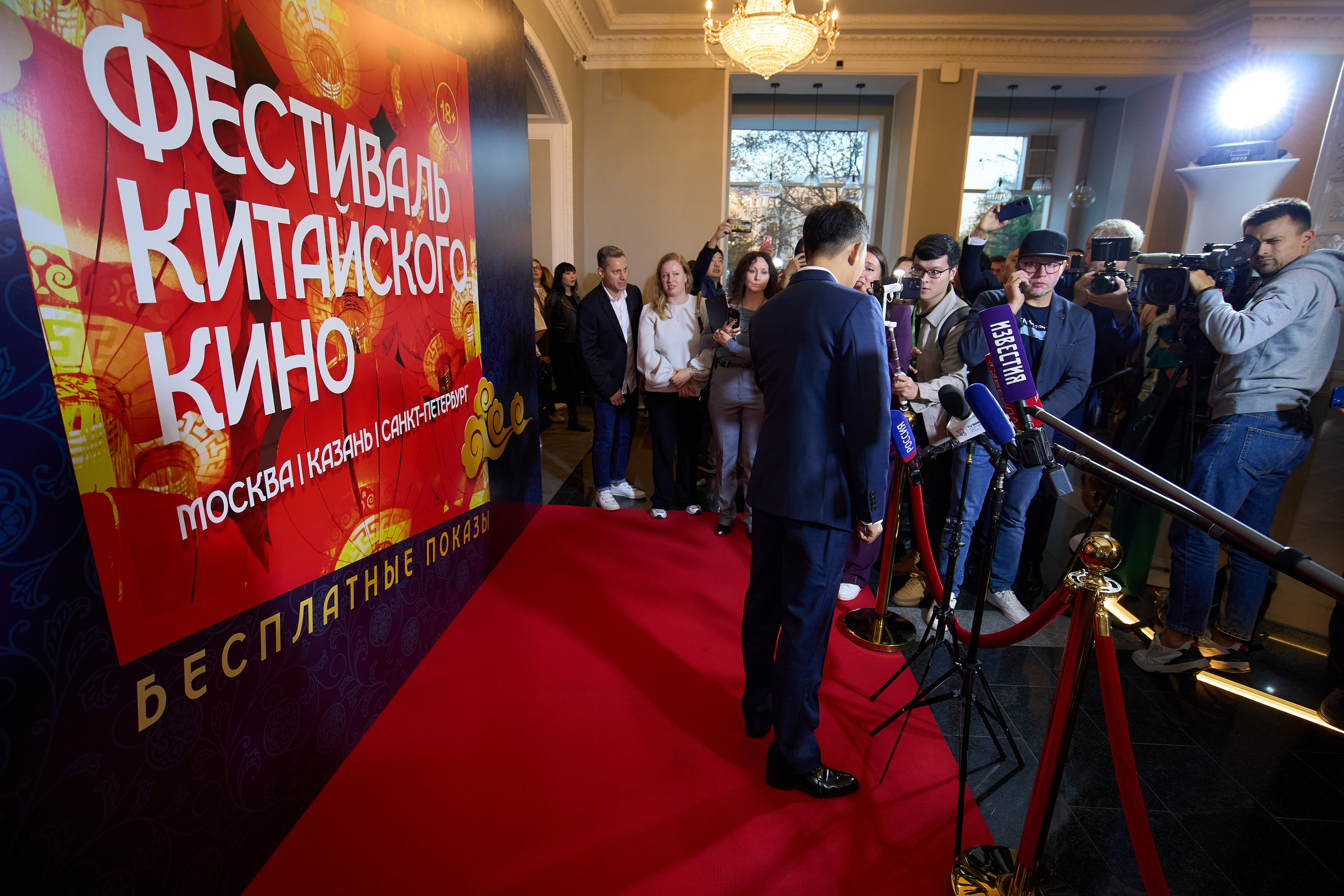 СМИ берут интервью на прессволе у китайского актера.