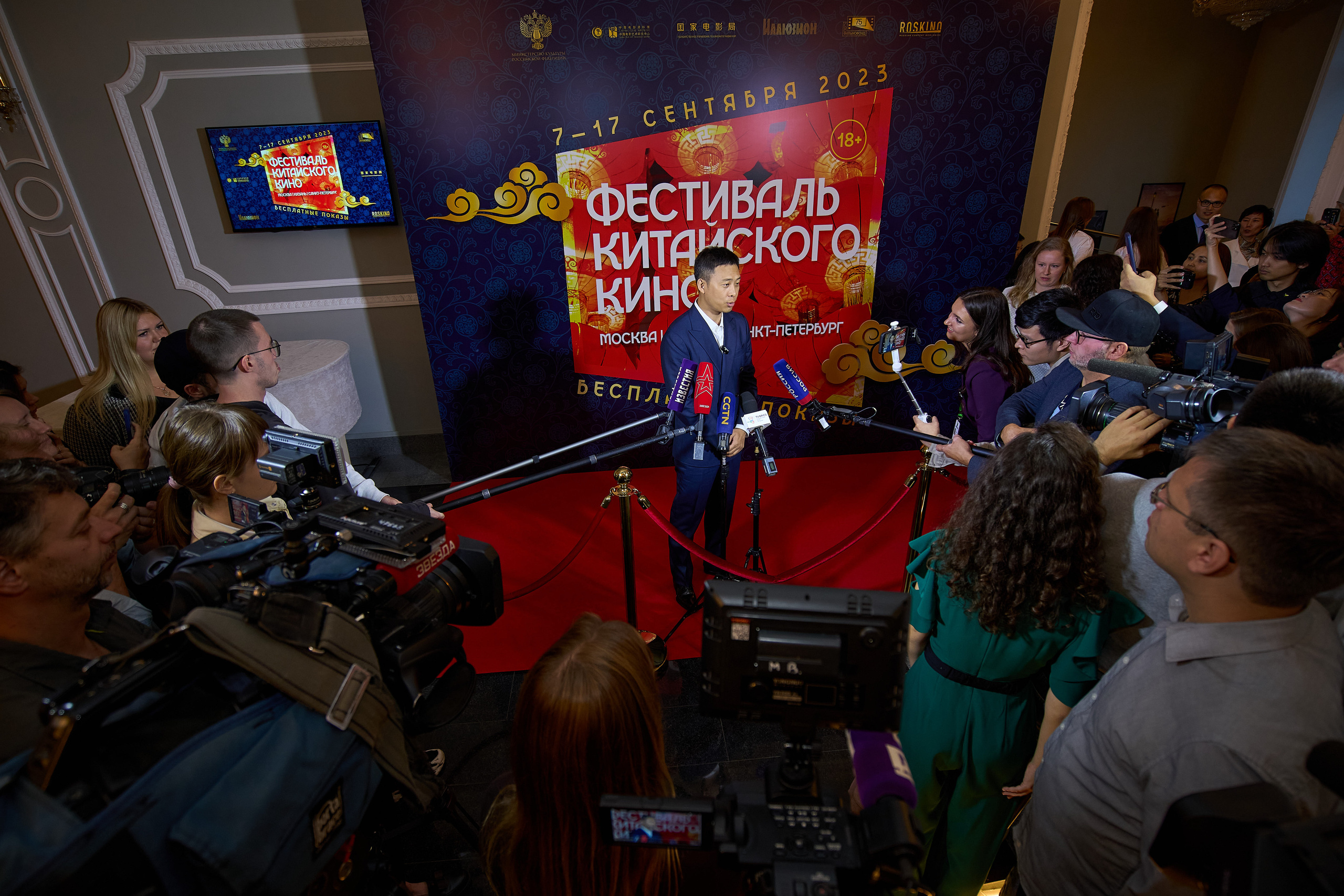 Фото и видеокорреспонденты на пресподходе. Фотография репортажного фотографа в Москве Александра Гладкиого