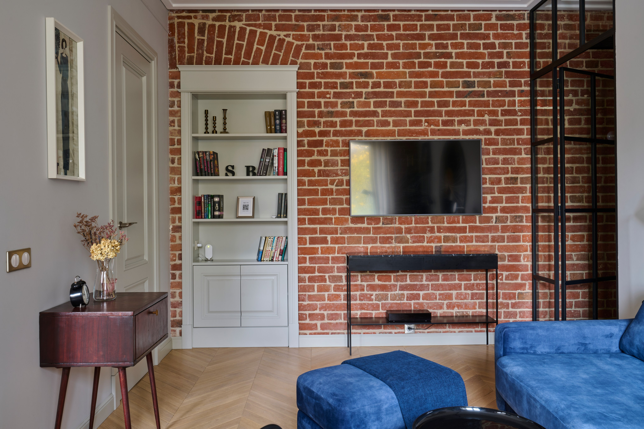 Гостиная: деревянные панели и декор на полках