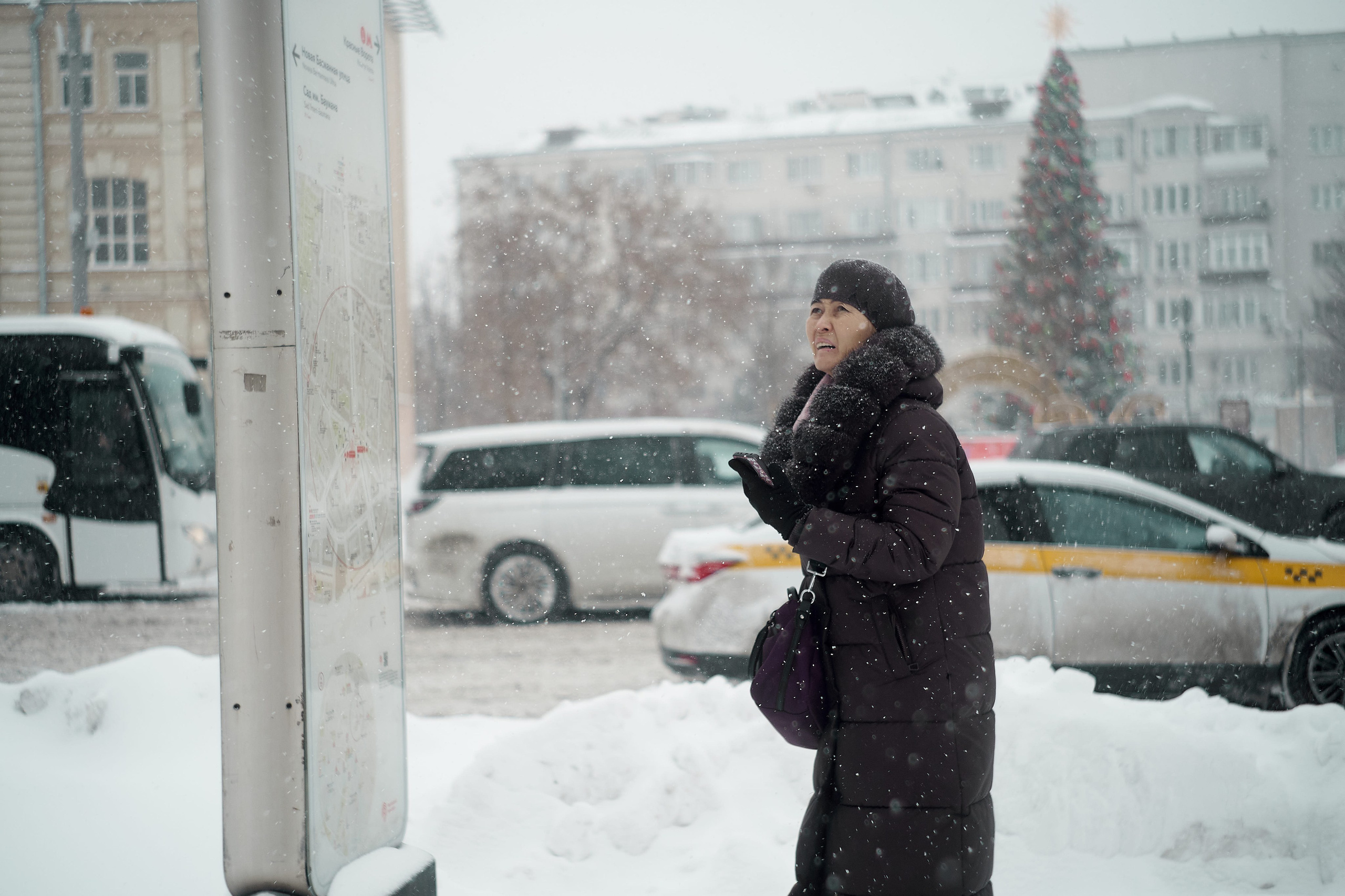 Москвичи пробираются по заснеженным улицам 19 февраля 2026 года