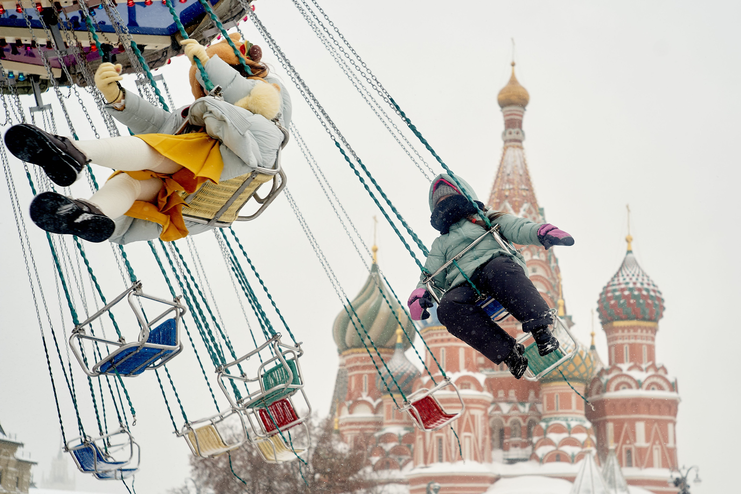 Москвичи пробираются по заснеженным улицам 19 февраля 2026 года