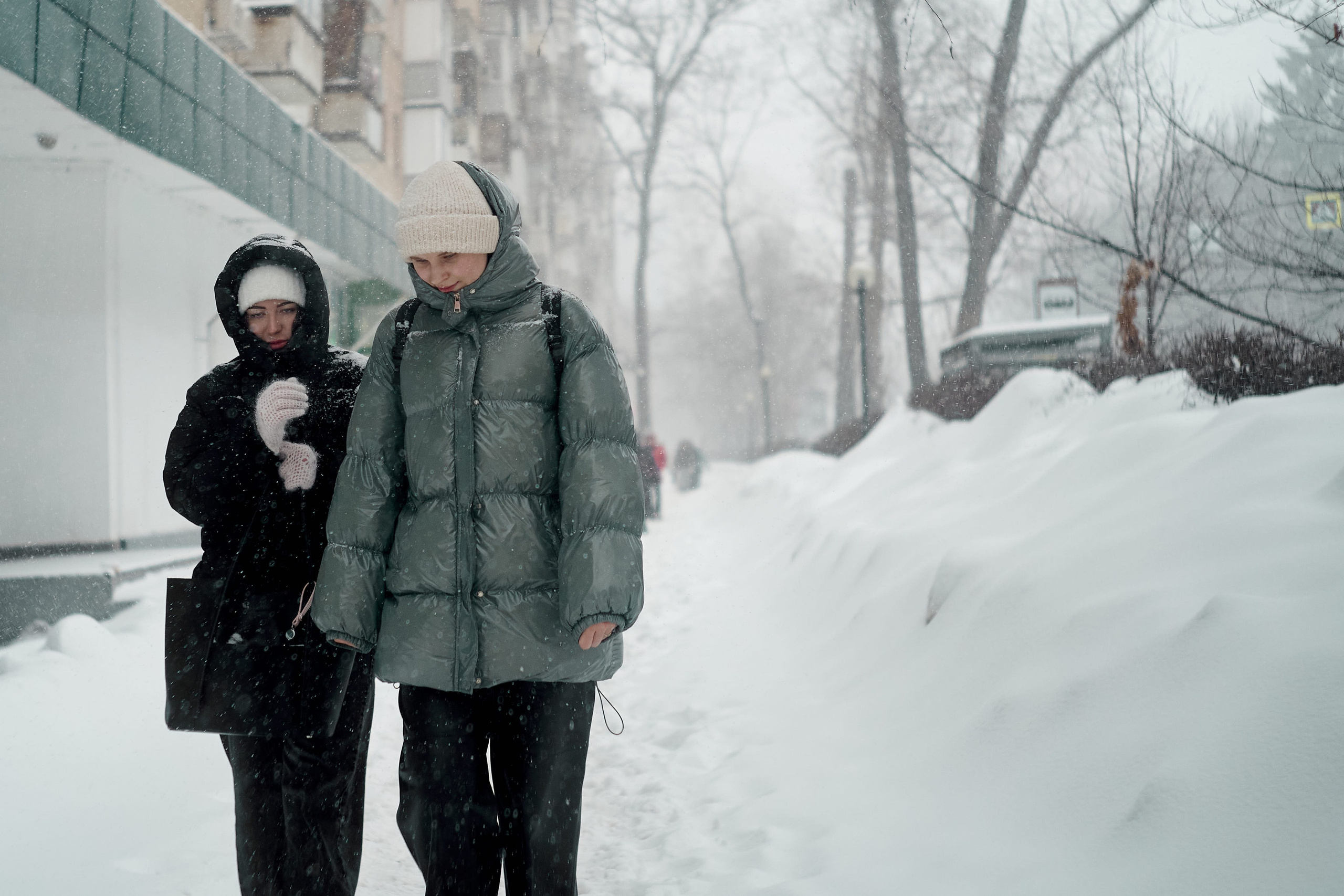 Люди в России в сильнейший снегопад 19 февраля 2026 года