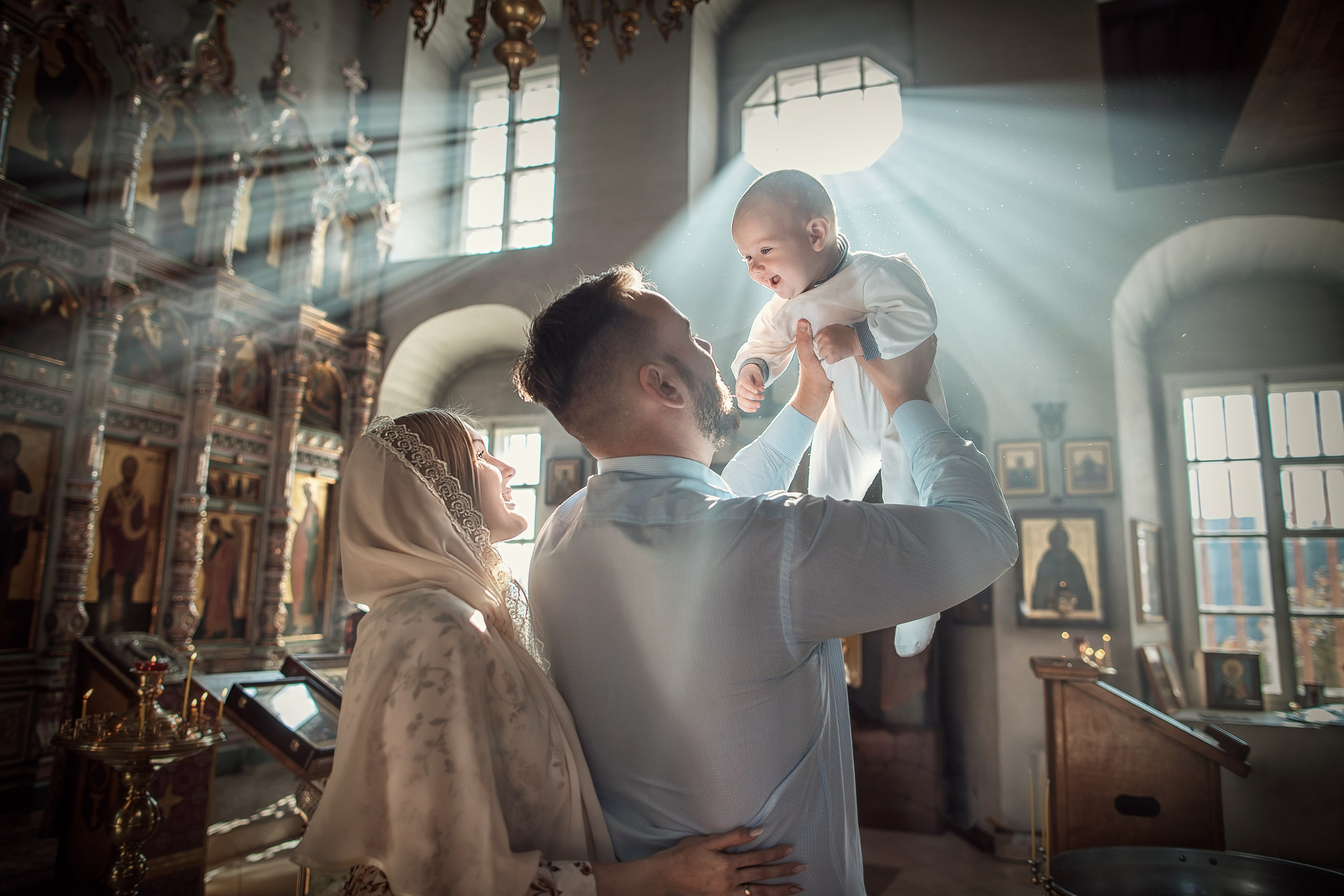 Постер Всероссийского конкурса церковной фотографии «Весна». На фоне цветущей ветки яблони и золотых куполов храма расположен заголовок конкурса. Указана информация о сроках проведения и организаторах.