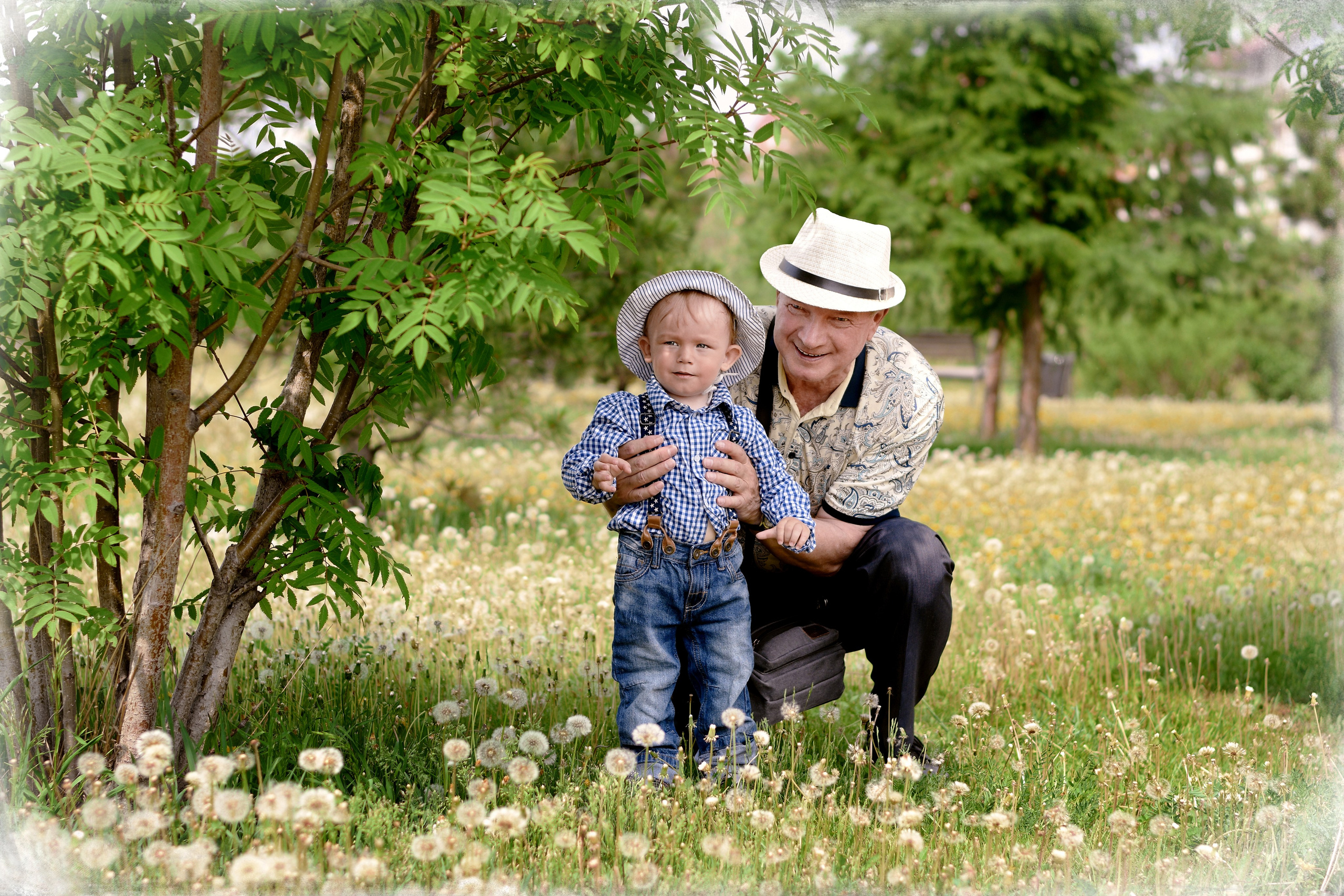 Семейная фотосессия в Красноярске. Дедушка с внуком на прогулке в парке