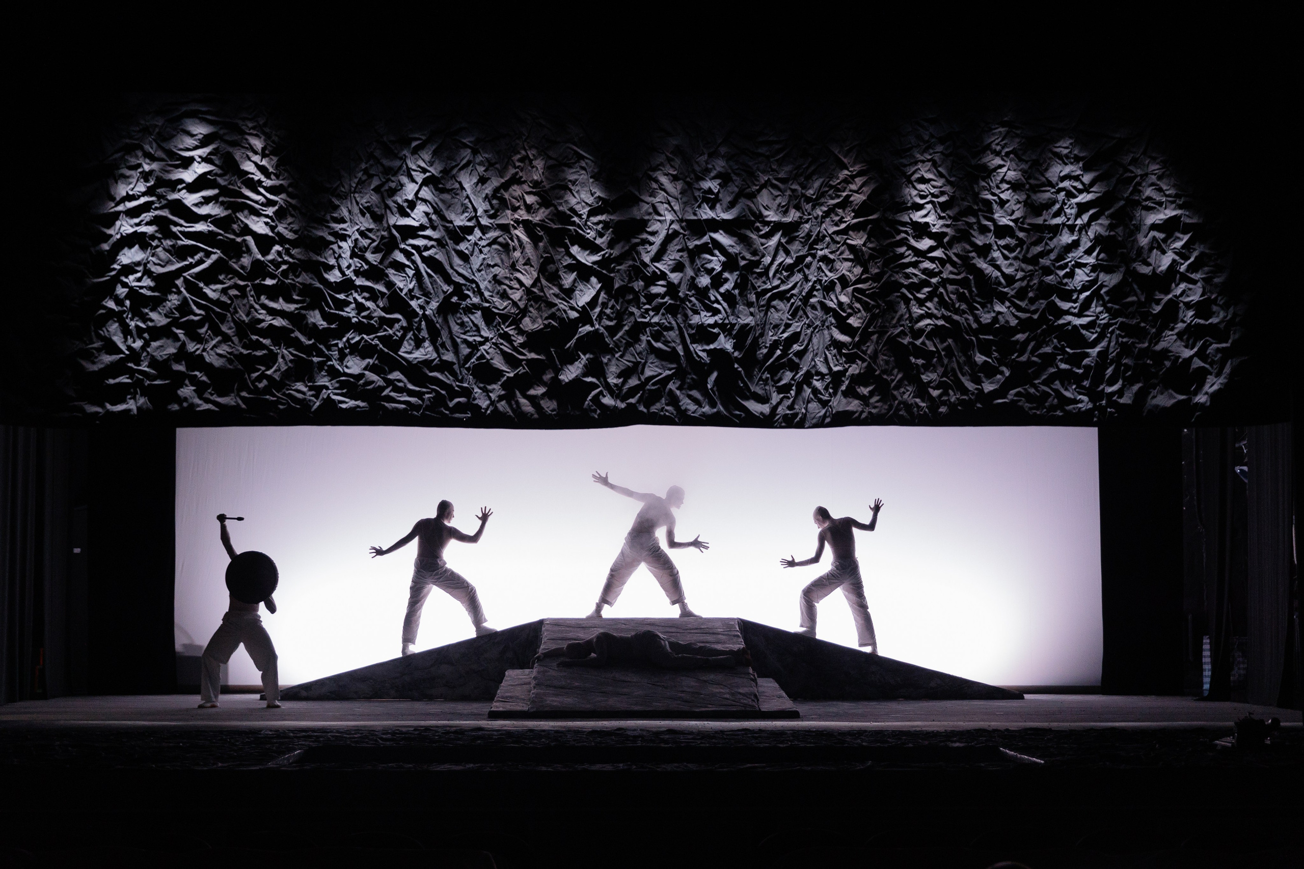 Пошив театральных занавесов и мягких декораций на заказ | Кулисы, падуги, задники. История занавеса. Превращаем идею в технологию