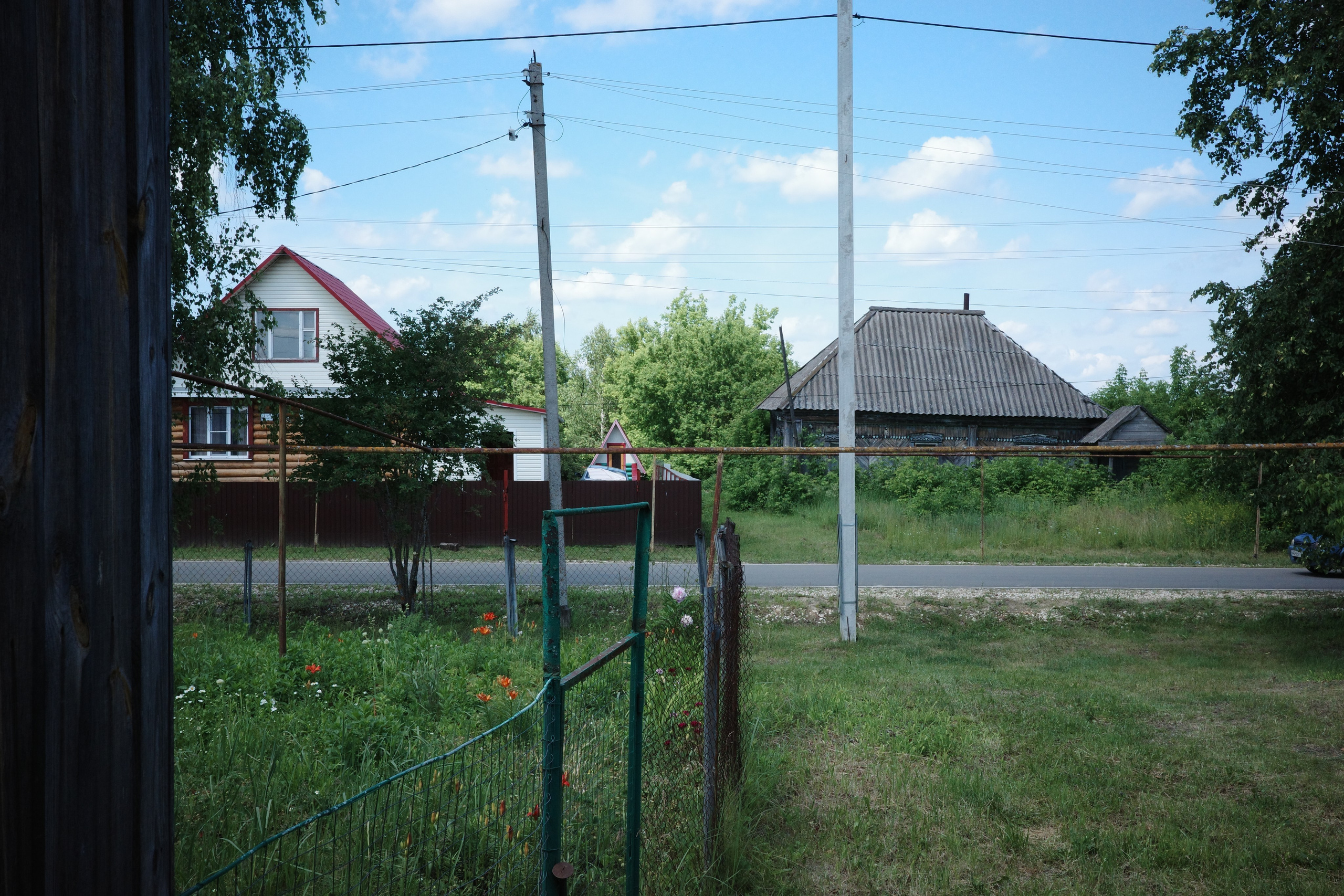 Деревенская улица в Вадовских Селищах — тихо до и шумно в день праздника