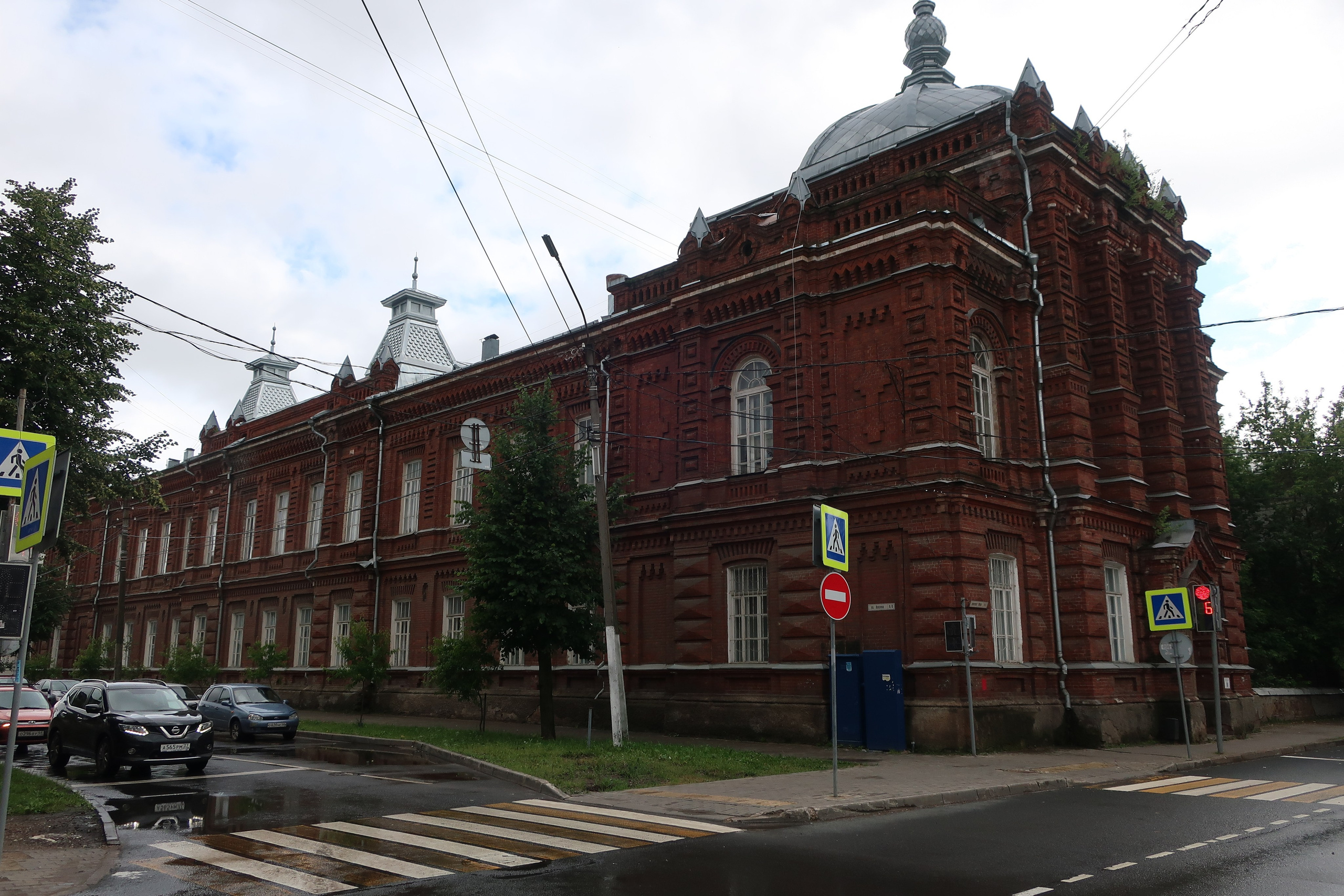 Фотопрогулка по дождливой Костроме, ч.2: улицы города и дворы. Проект «Фотокладовка»: блог уличной фотографии в формате street photo