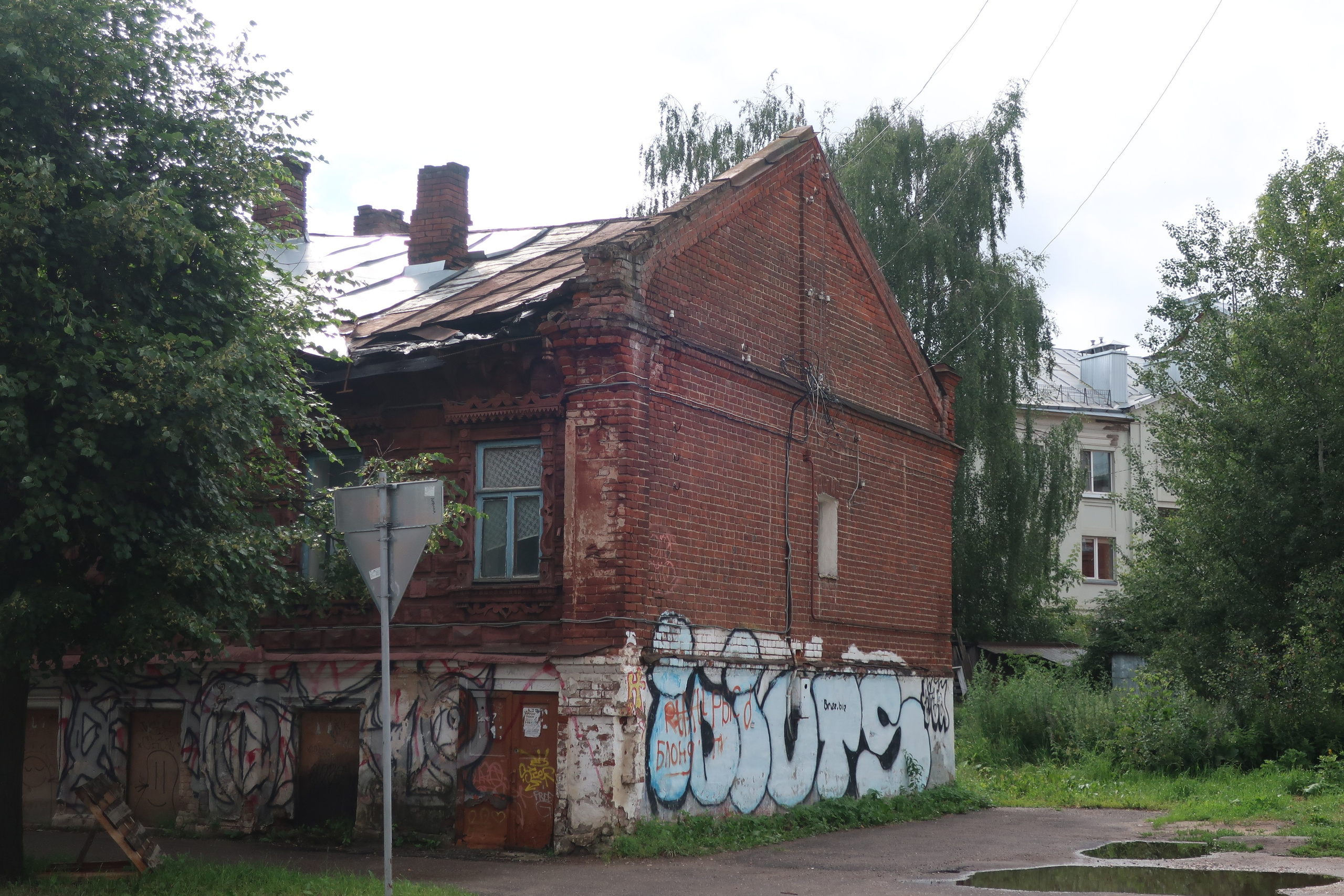 Фотопрогулка по дождливой Костроме, ч.2: улицы города и дворы. Проект «Фотокладовка»: блог уличной фотографии в формате street photo