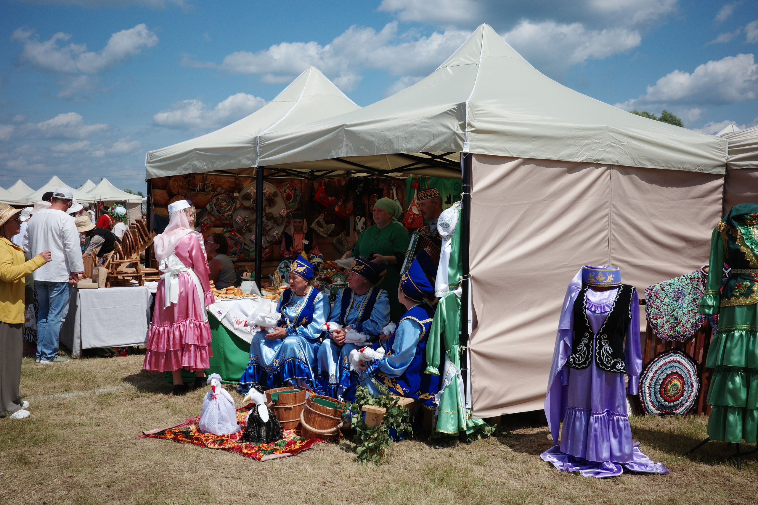 Стенд с татарскими народными костюмами ярко-голубого цвета, национальный наряд на манекене