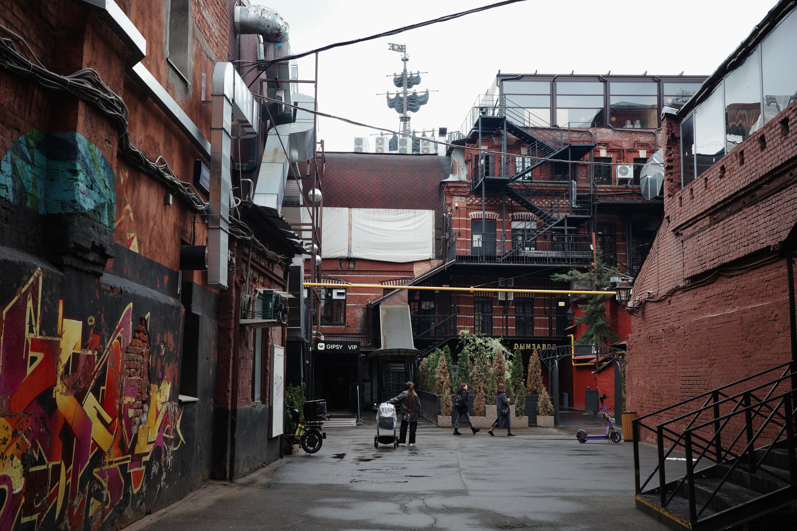 Красный Октябрь: от шоколадной фабрики до популярного арт-пространства, уличного искусства и киберпанка. Проект «Фотокладовка»: блог уличной фотографии в формате street photo