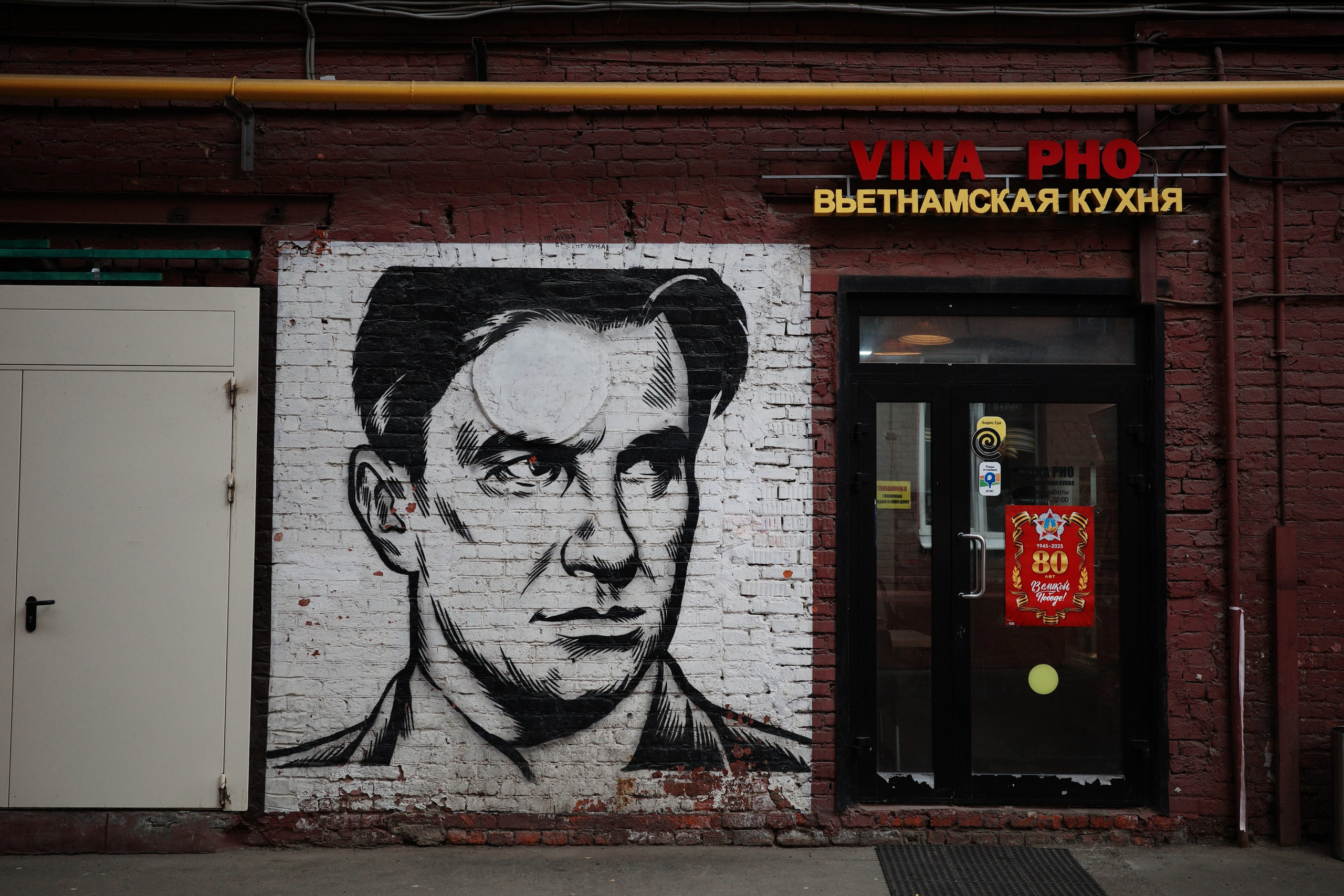 Красный Октябрь: от шоколадной фабрики до популярного арт-пространства, уличного искусства и киберпанка. Проект «Фотокладовка»: блог уличной фотографии в формате street photo