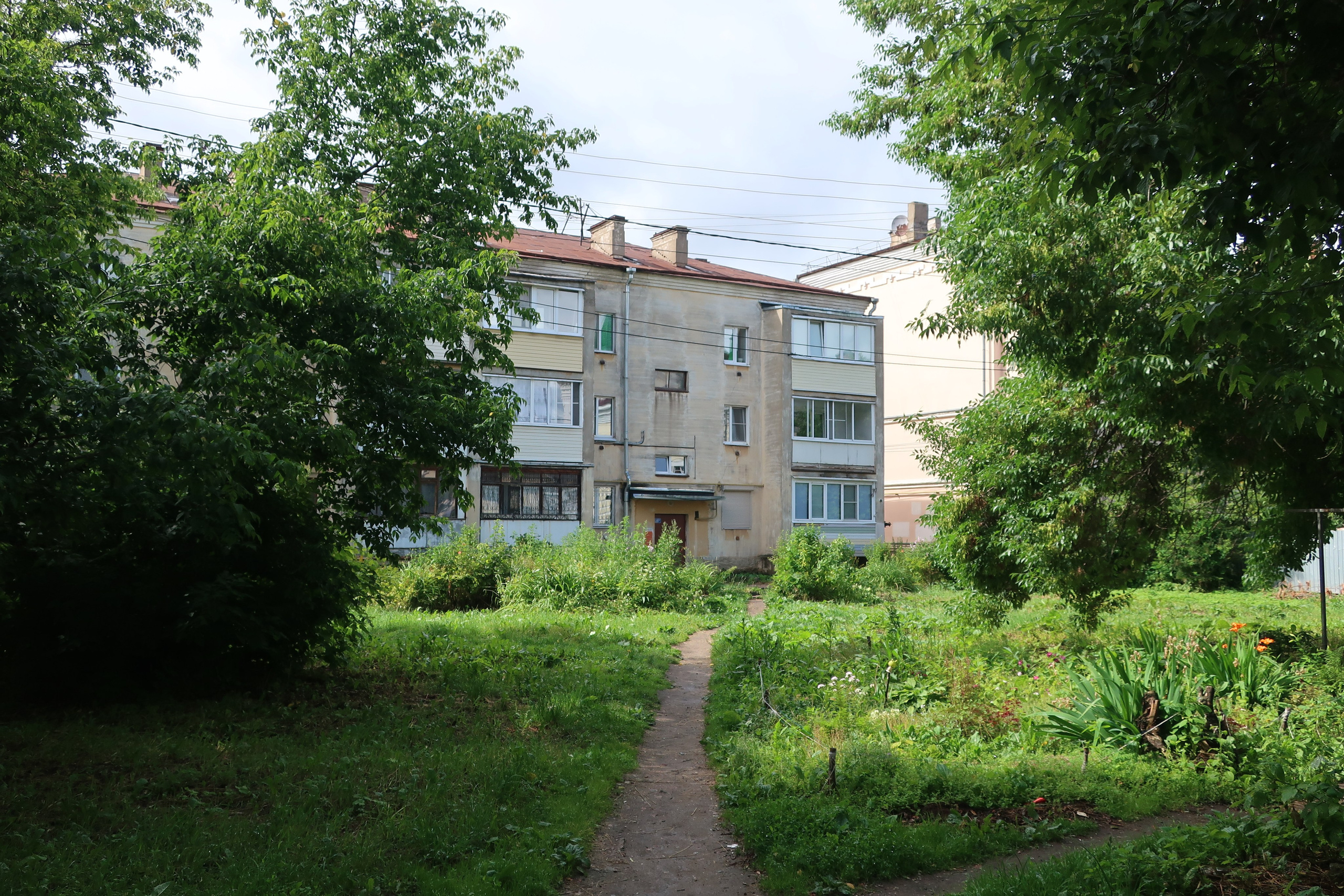 Фотопрогулка по дождливой Костроме, ч.2: улицы города и дворы. Проект «Фотокладовка»: блог уличной фотографии в формате street photo