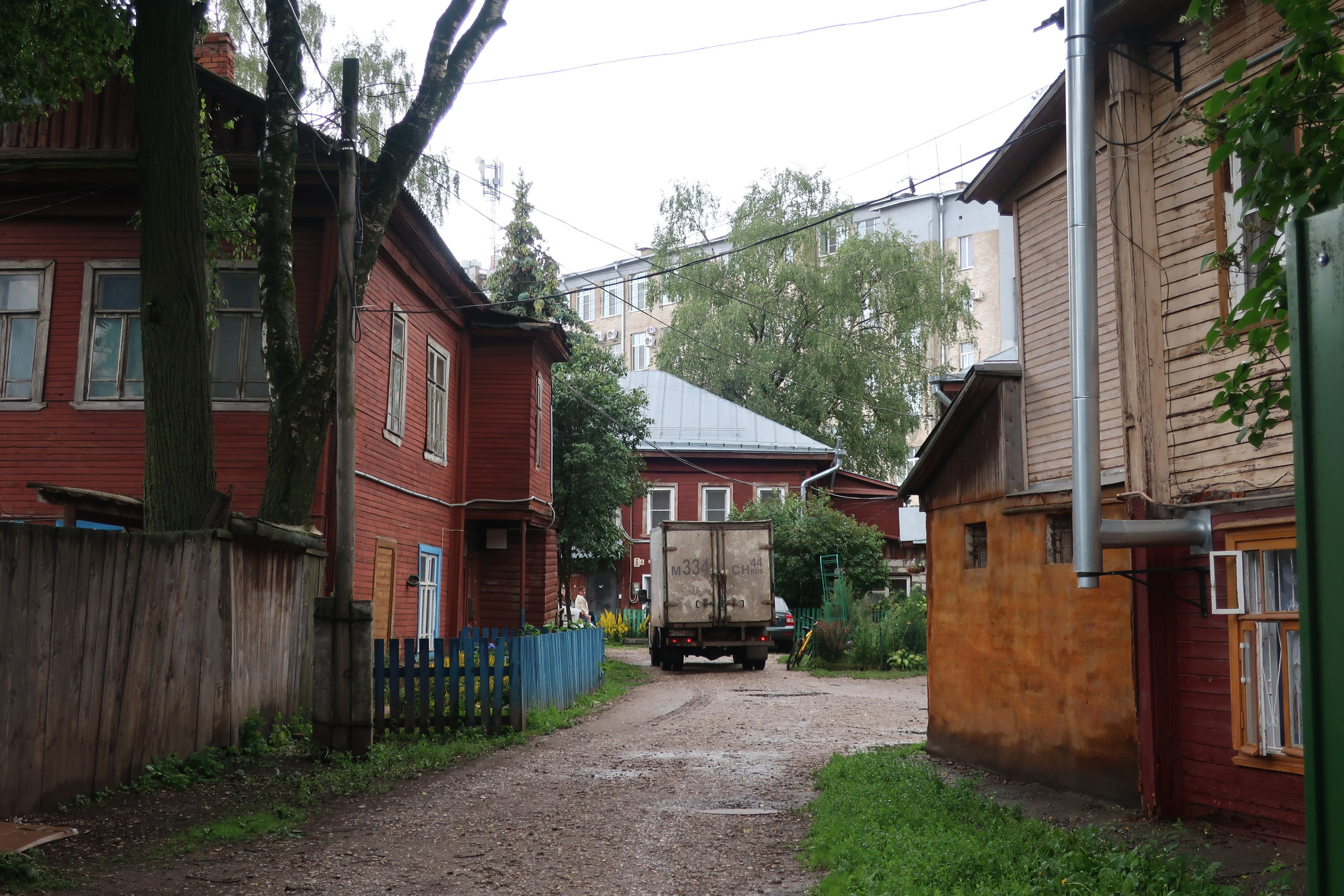 Фотопрогулка по дождливой Костроме, ч.2: улицы города и дворы. Проект «Фотокладовка»: блог уличной фотографии в формате street photo