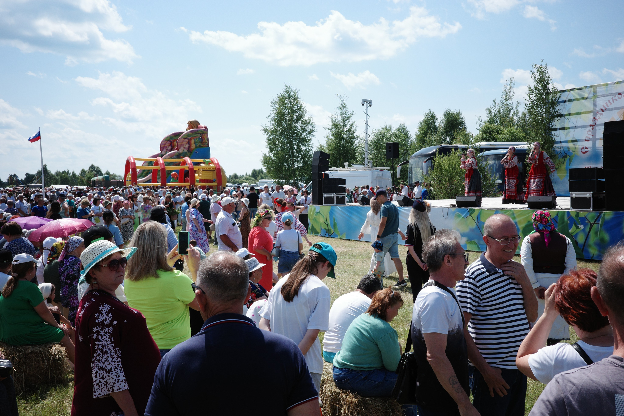 Концертная сцена с выступлением фольклорного ансамбля