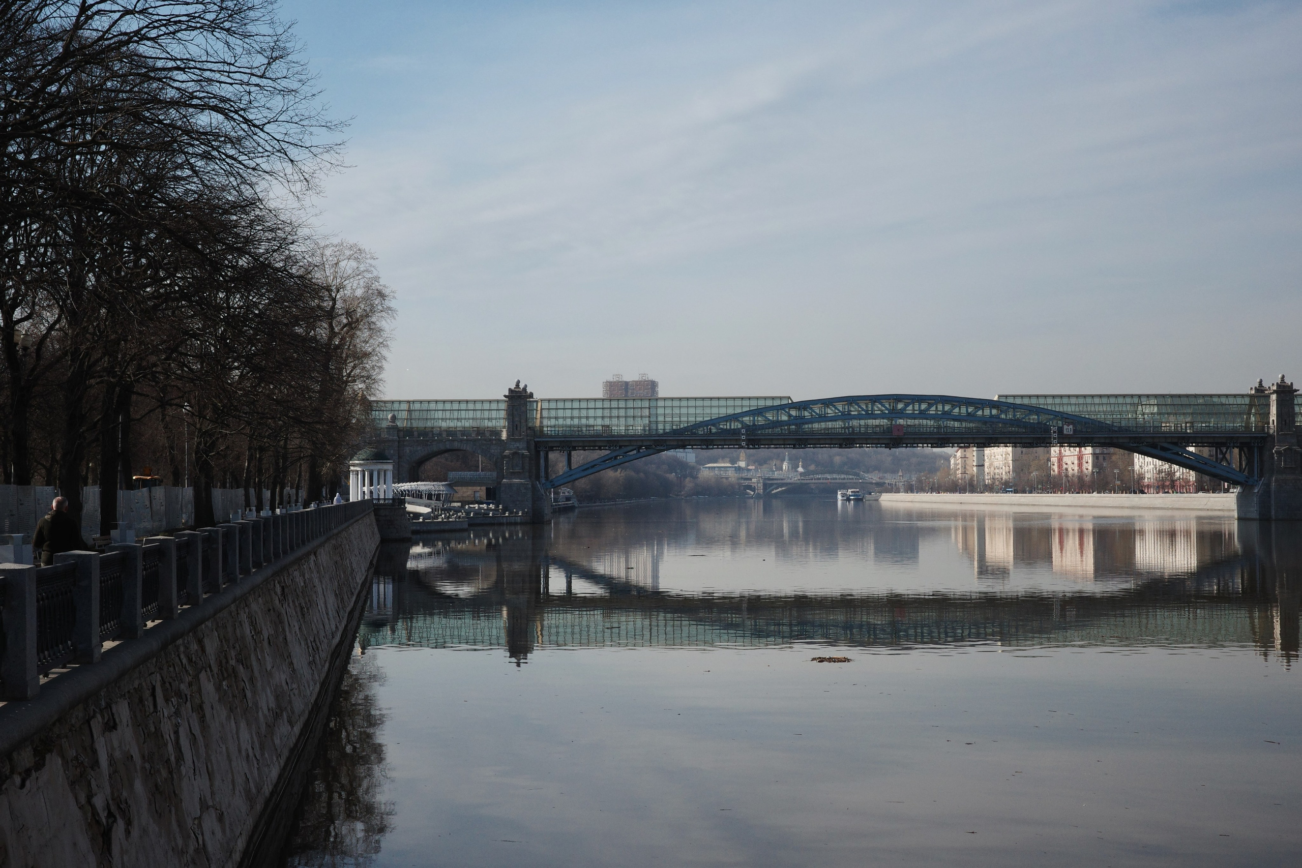 Пушкинская набережная в сторону Андреевского пешеходного моста, голые деревья, тихая утренняя Москва-река