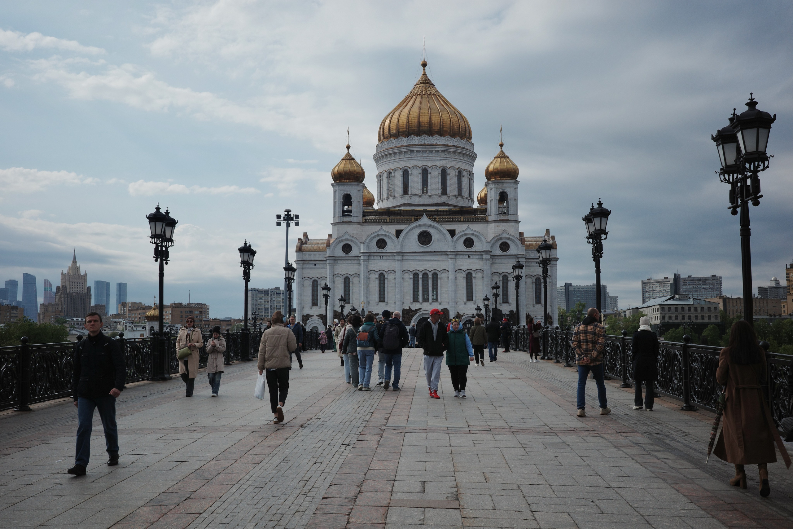 Москва начала мая: подготовка к 9 мая, ГЭС-2, набережные, Пречистенка и Храм Христа Спасителя. Проект «Фотокладовка»: блог уличной фотографии в формате street photo