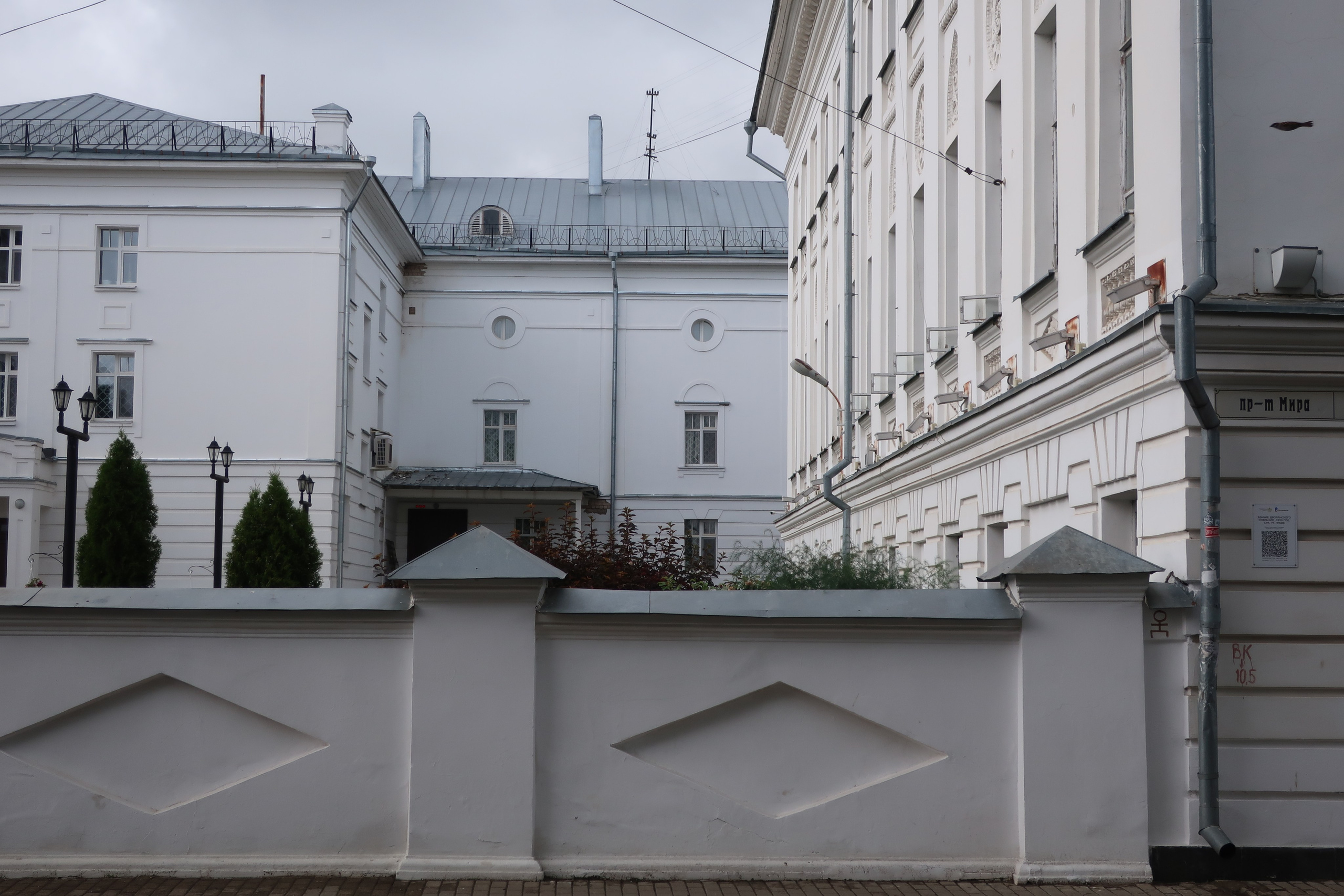 Фотопрогулка по дождливой Костроме, ч.2: улицы города и дворы. Проект «Фотокладовка»: блог уличной фотографии в формате street photo