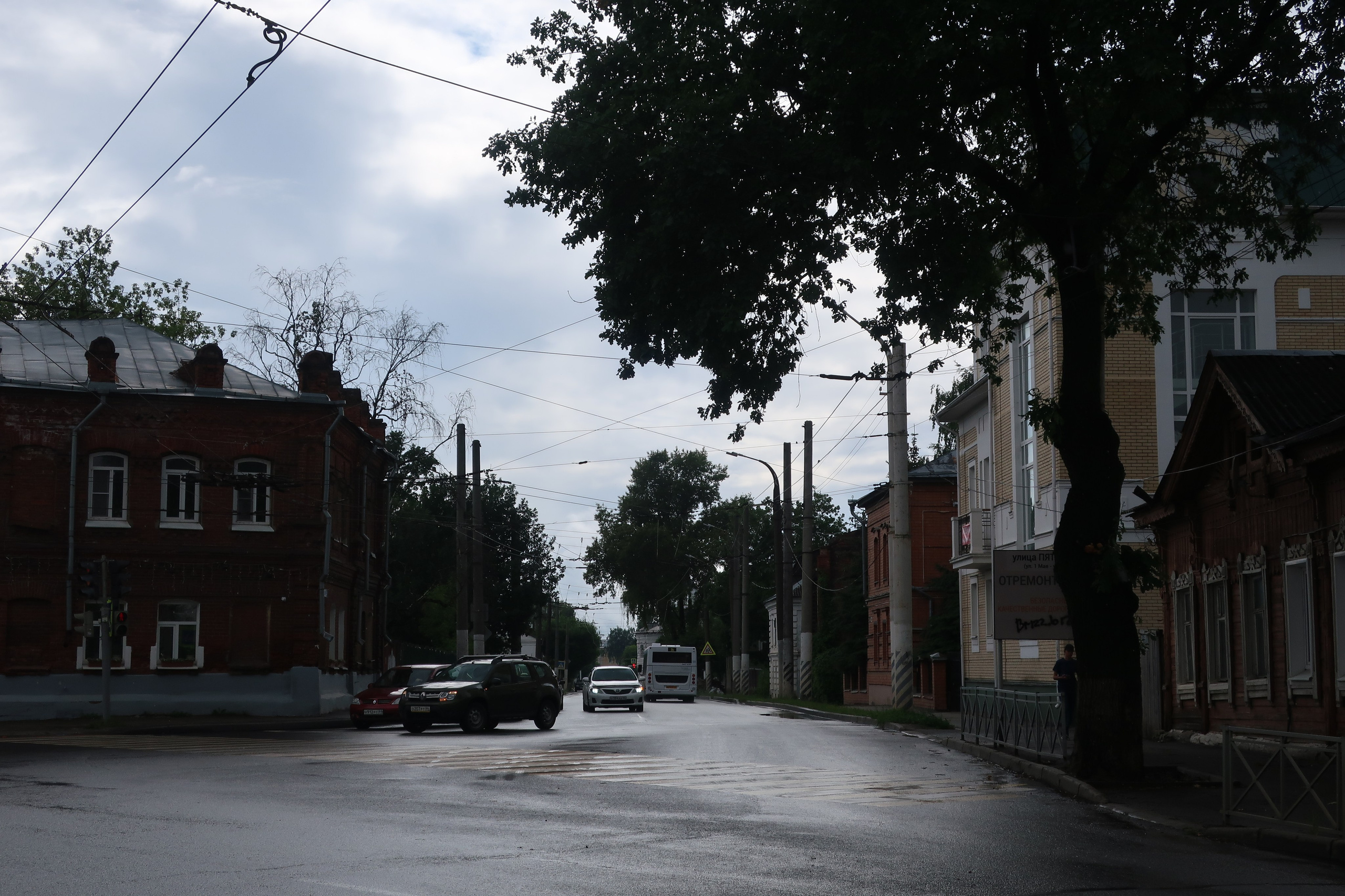 Фотопрогулка по дождливой Костроме, ч.2: улицы города и дворы. Проект «Фотокладовка»: блог уличной фотографии в формате street photo