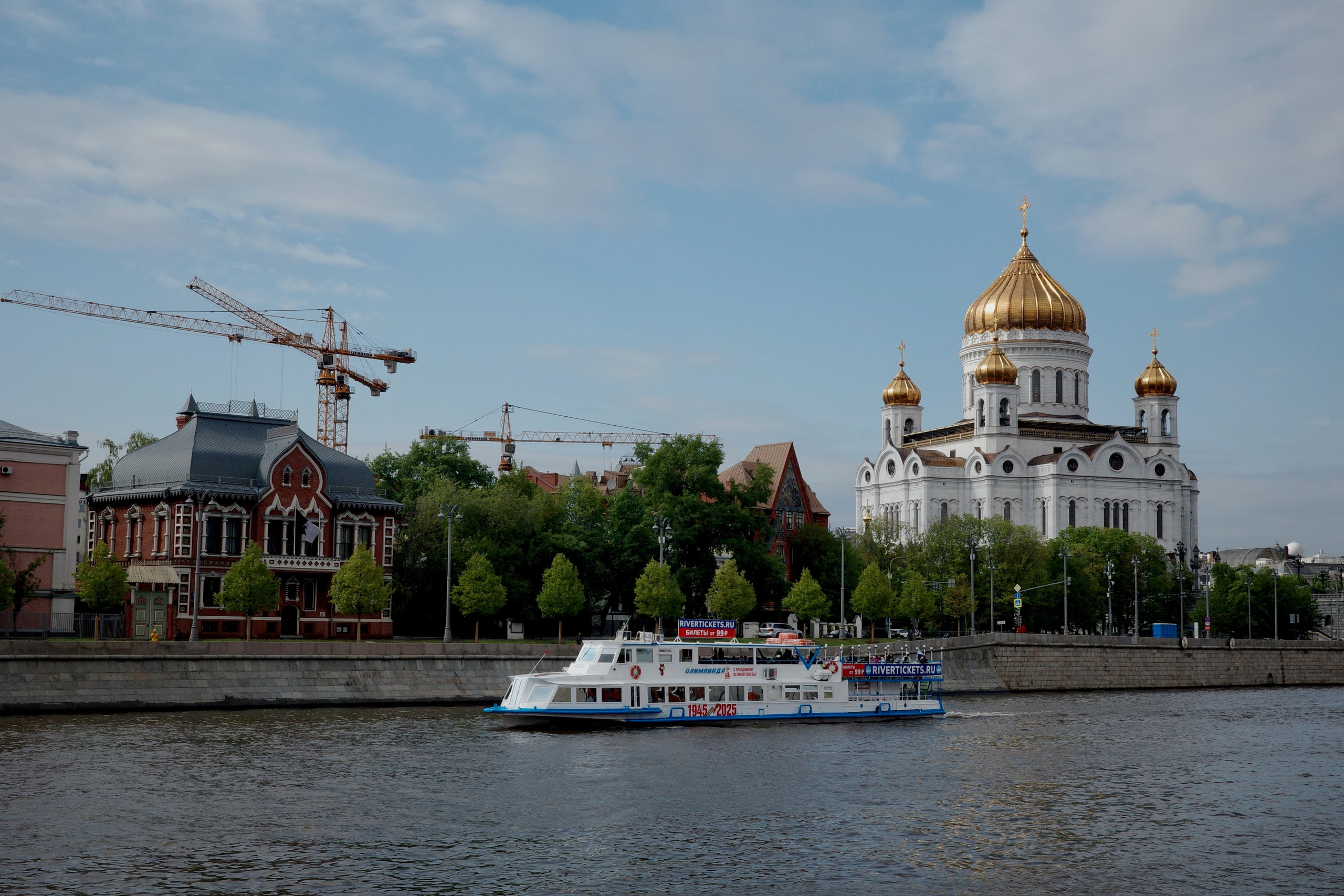 Москва начала мая: подготовка к 9 мая, ГЭС-2, набережные, Пречистенка и Храм Христа Спасителя. Проект «Фотокладовка»: блог уличной фотографии в формате street photo