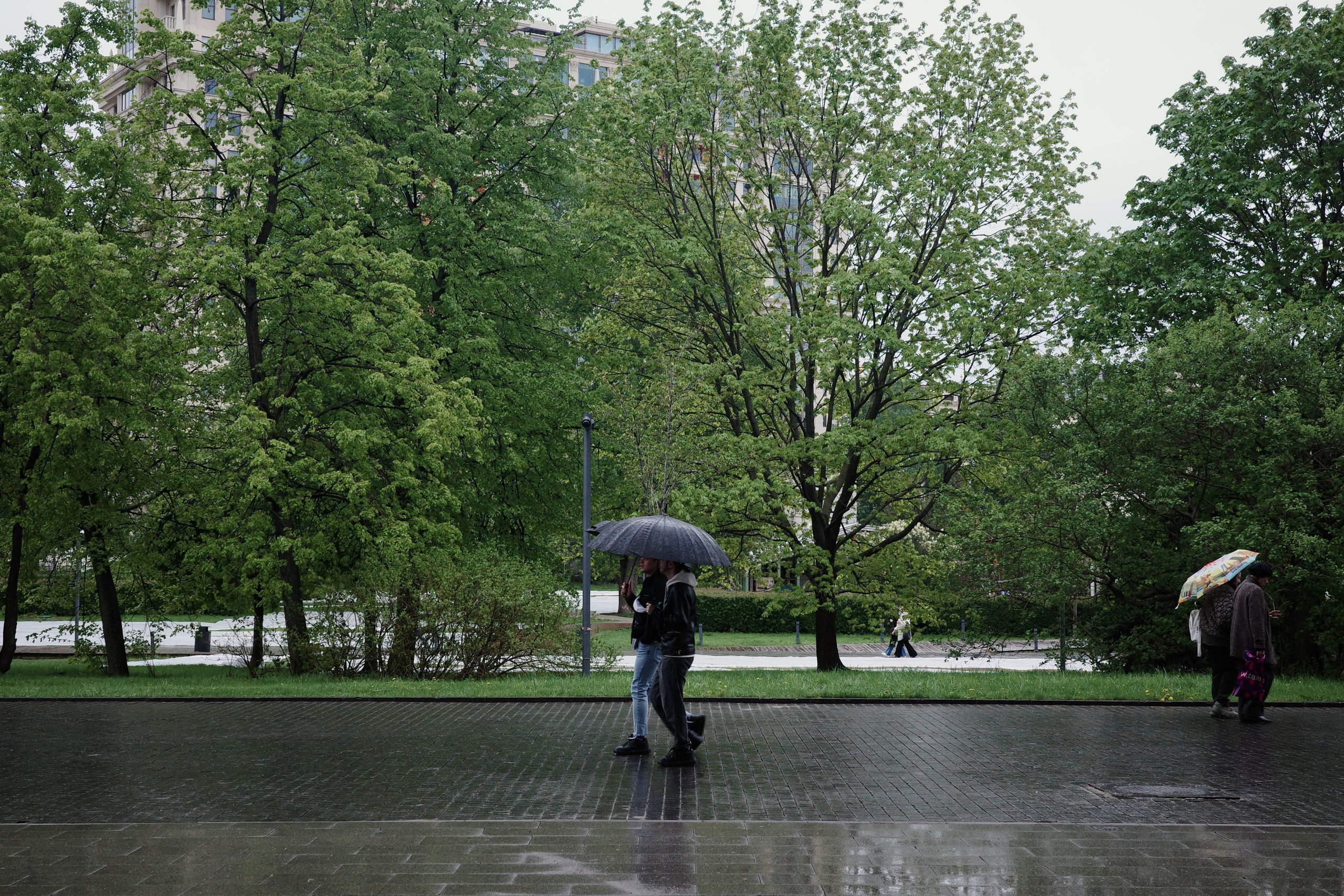 Москва начала мая: подготовка к 9 мая, ГЭС-2, набережные, Пречистенка и Храм Христа Спасителя. Проект «Фотокладовка»: блог уличной фотографии в формате street photo