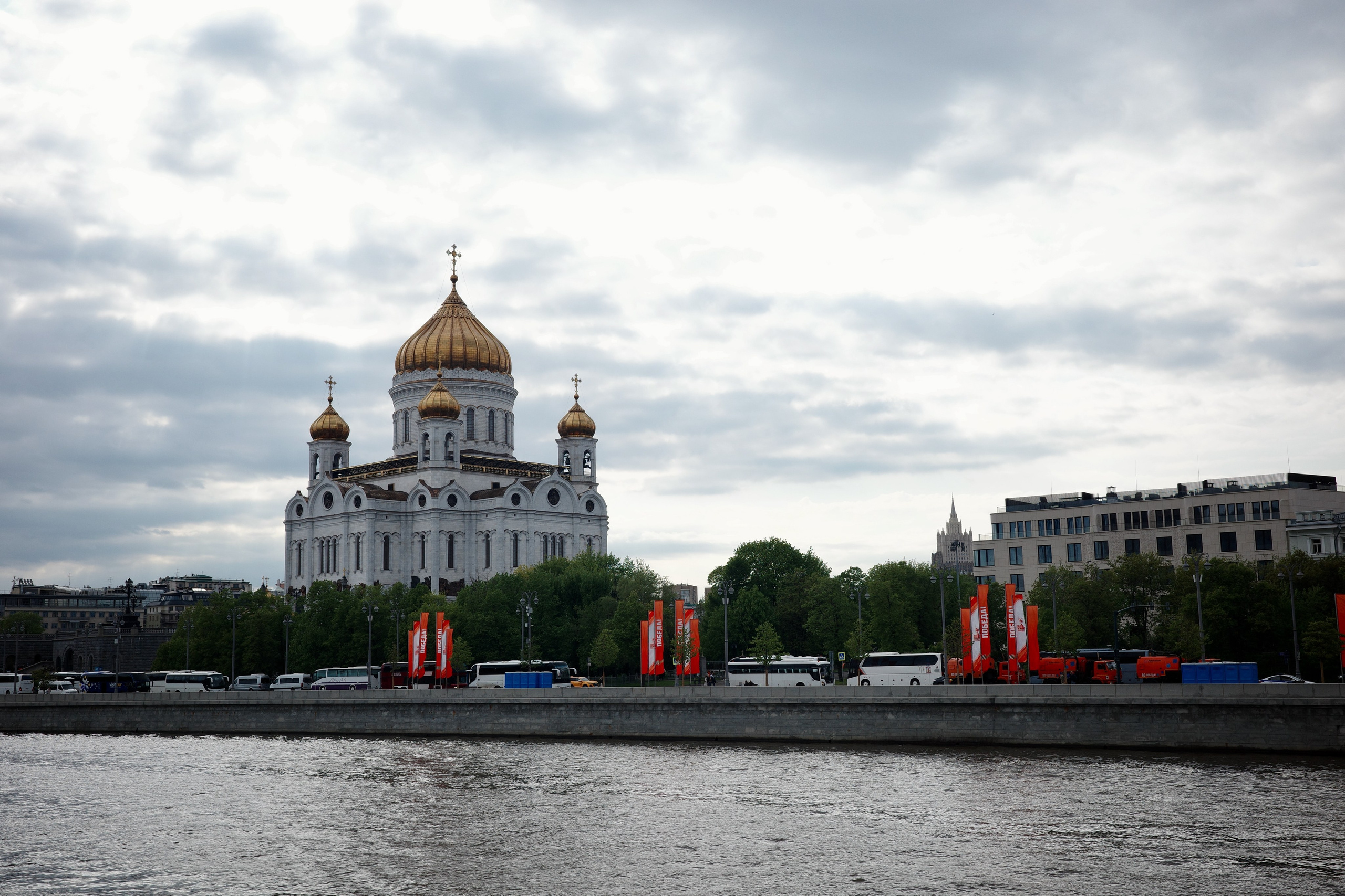 Москва начала мая: подготовка к 9 мая, ГЭС-2, набережные, Пречистенка и Храм Христа Спасителя. Проект «Фотокладовка»: блог уличной фотографии в формате street photo