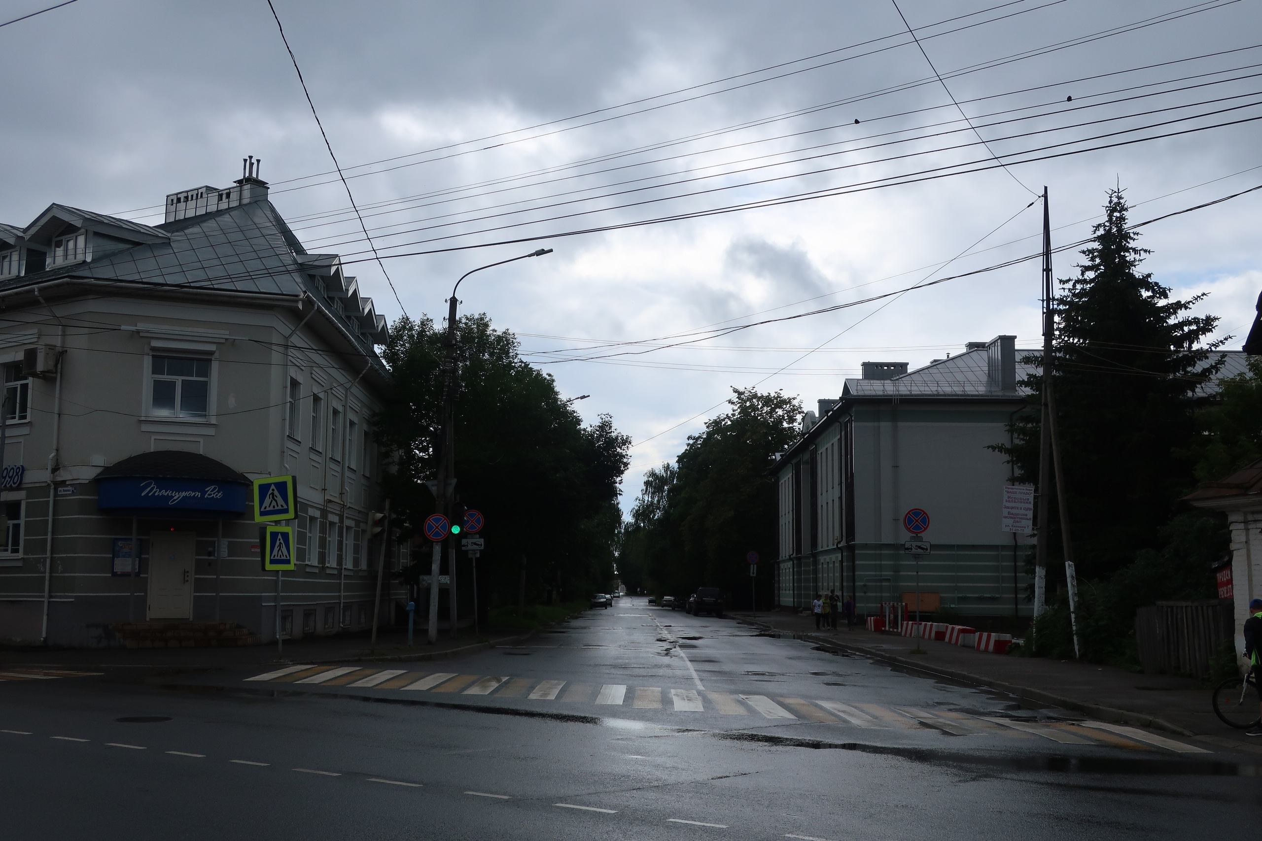Фотопрогулка по дождливой Костроме, ч.2: улицы города и дворы. Проект «Фотокладовка»: блог уличной фотографии в формате street photo