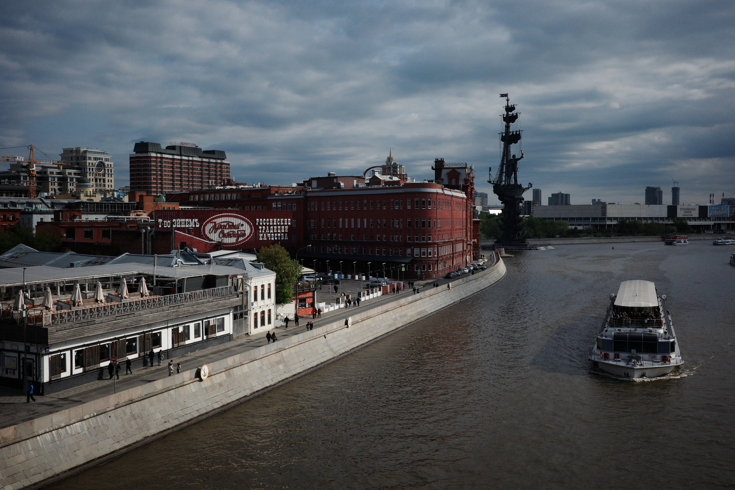 Красный Октябрь: от шоколадной фабрики до популярного арт-пространства, уличного искусства и киберпанка. Проект «Фотокладовка»: блог уличной фотографии в формате street photo