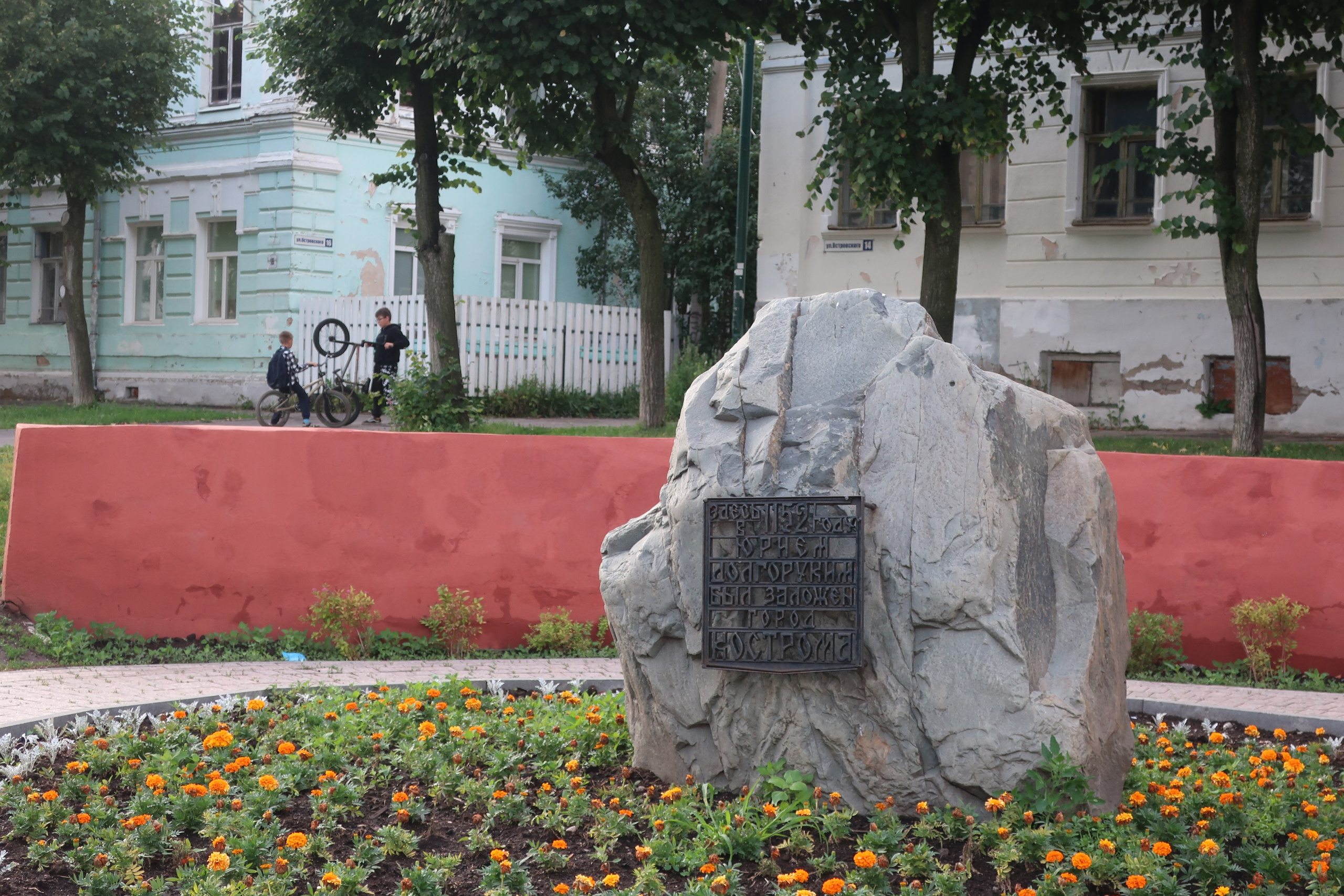 Фотопрогулка по дождливой Костроме, ч.2: улицы города и дворы. Проект «Фотокладовка»: блог уличной фотографии в формате street photo