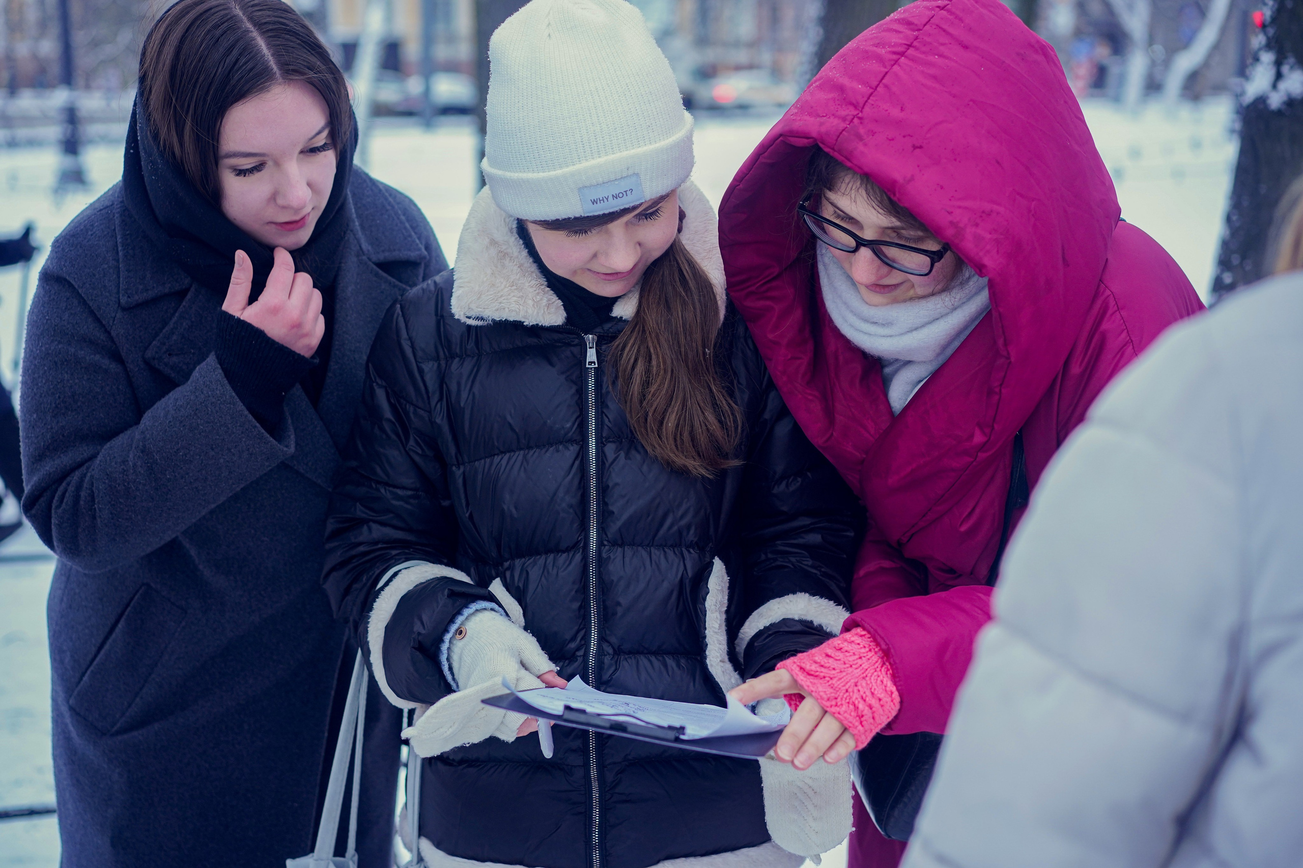 Участники исторического квеста разгадывают коды в Александровском саду
