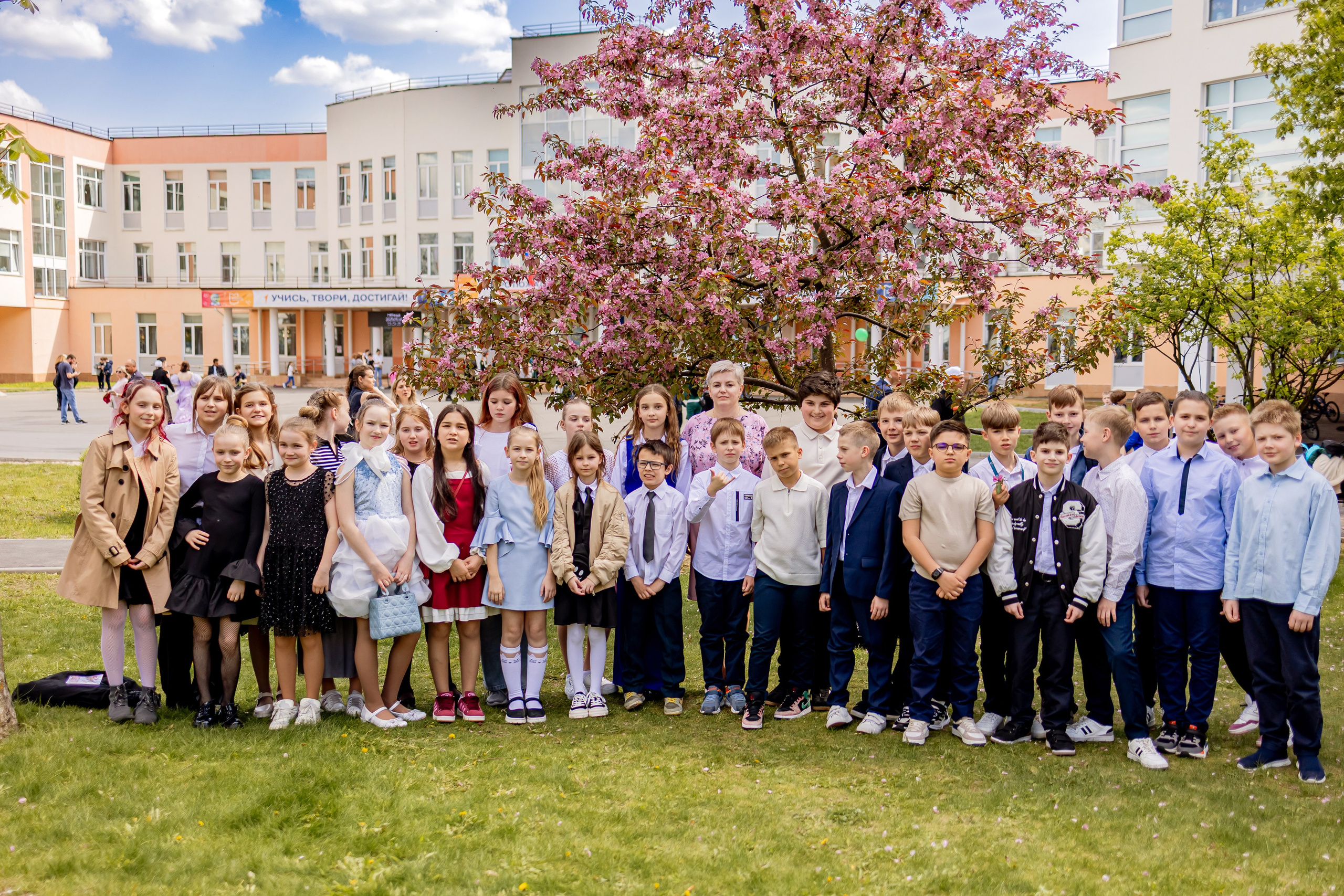 Выпускной праздник в начальной школе. Фотограф и видеограф Москва. Свадебный фотограф, видеограф. Выпускные альбомы. Оживающие альбомы