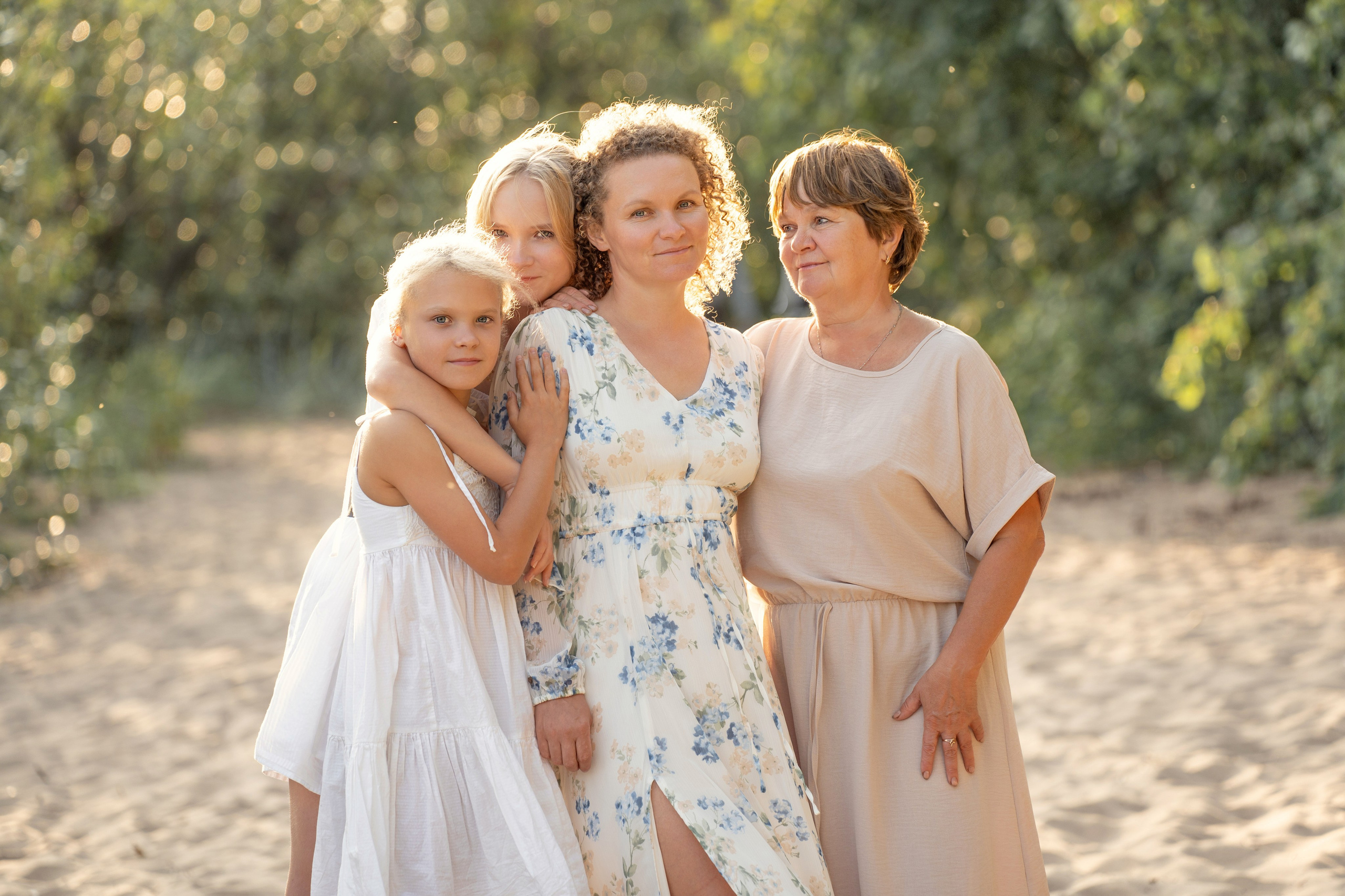 Фотосъемка трех поколений: бабушка, дедушка, родители и дети на природе в Кронштадте.