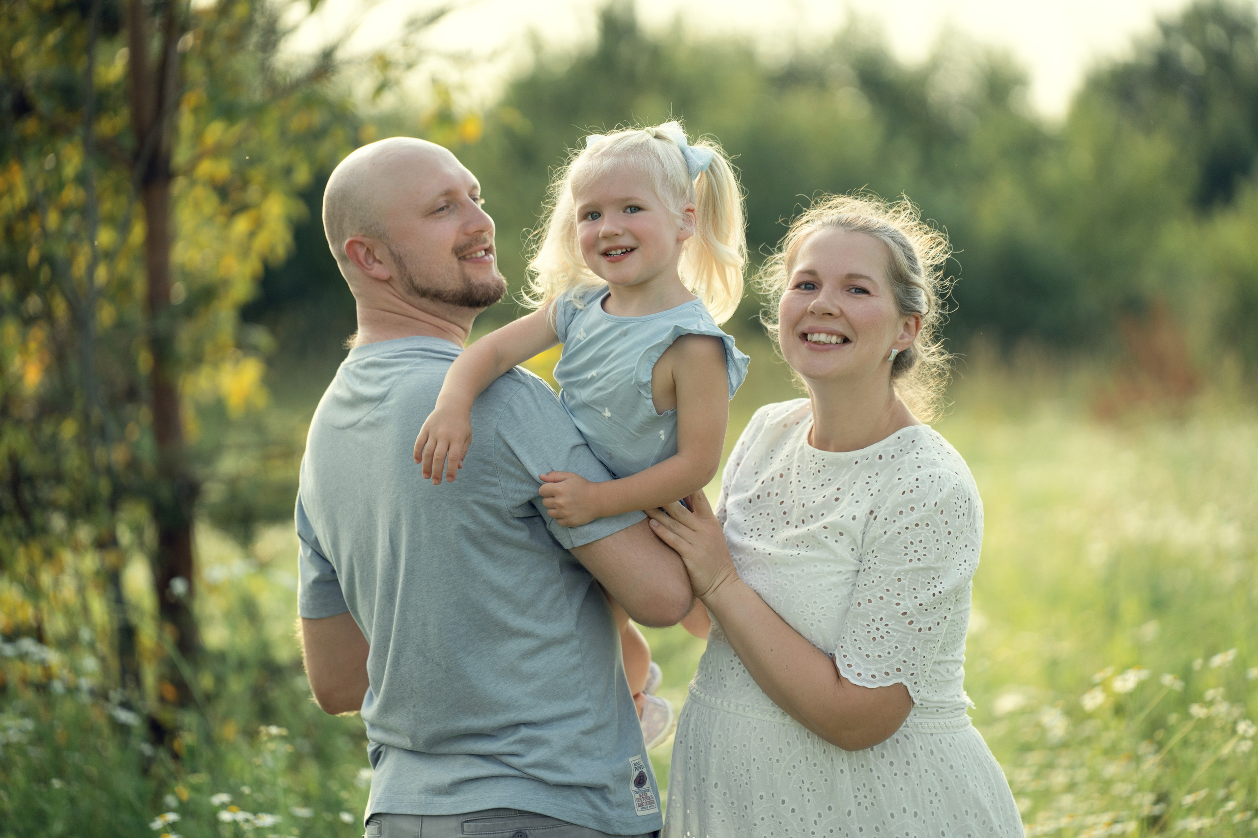 Выездная семейная фотосессия в парке Санкт-Петербурга: веселая прогулка и игры с детьми в кадре.